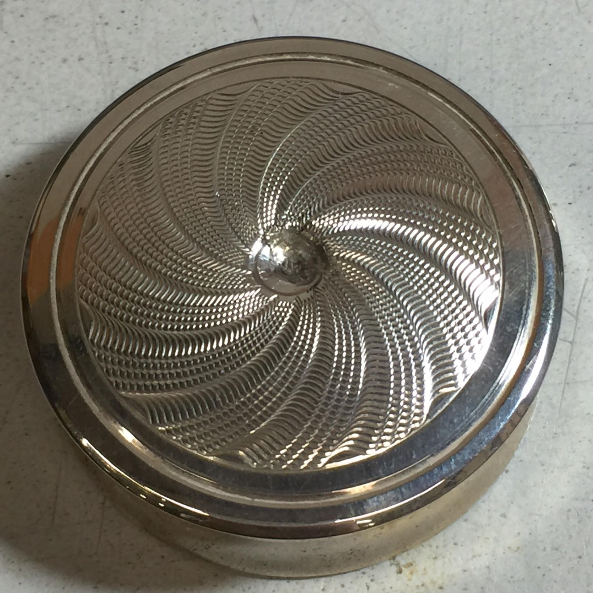 A HEAVY SILVER TRINKET BOX, WEIGHT 55G