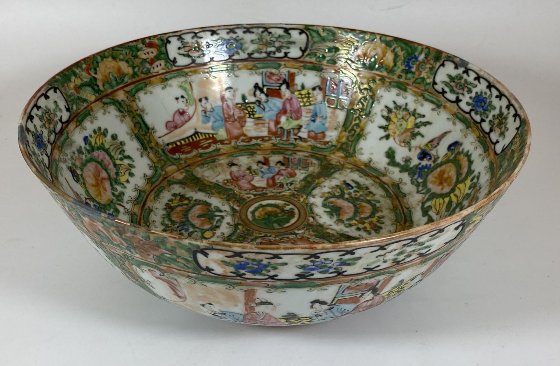 A 19TH CENTURY CHINESE CANTON FAMILLE ROSE MEDALLION FRUIT BOWL, DIAMETER 26CM, HEIGHT 10CM