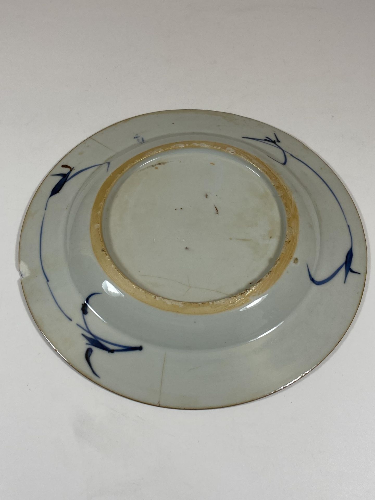 AN 18TH CENTURY CHINESE BLUE AND WHITE PORCELAIN PLATE, DIAMETER 22CM - Bild 3 aus 4