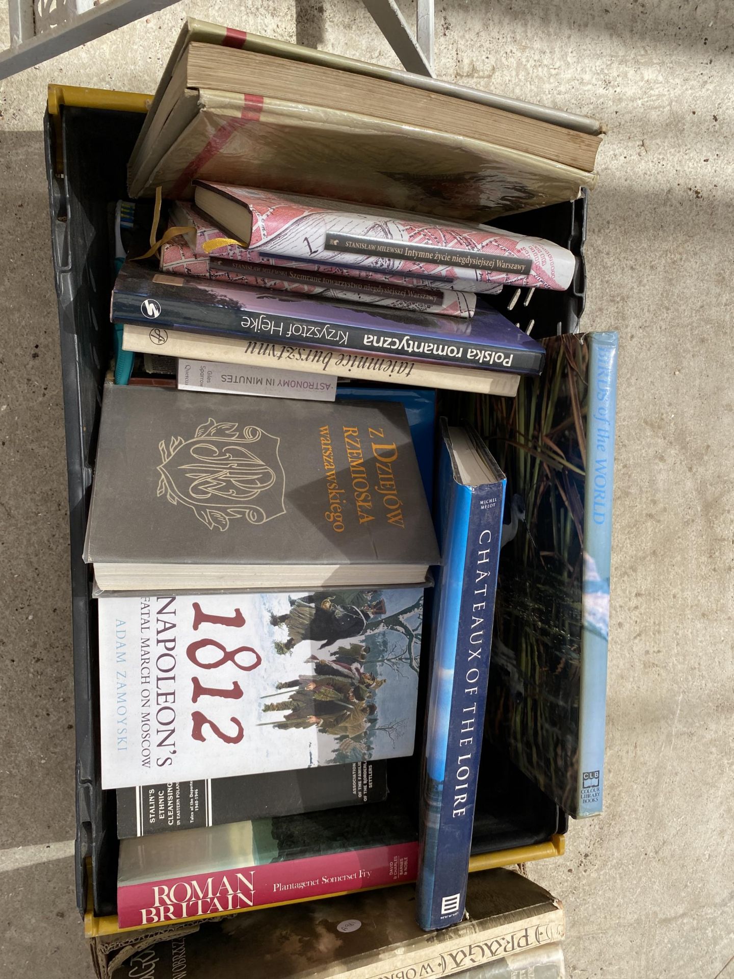 TWO BOXES OF ASSORTED BOOKS - Bild 2 aus 2