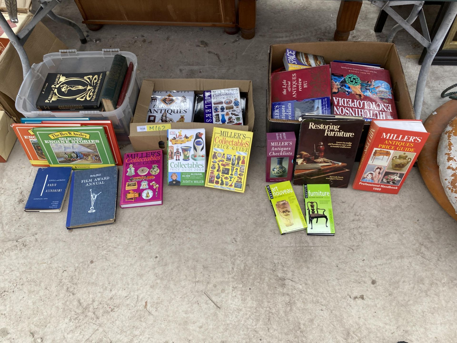 A LARGE LOT OF ASSORTED ANTIQUES AND REFERENCE BOOKS