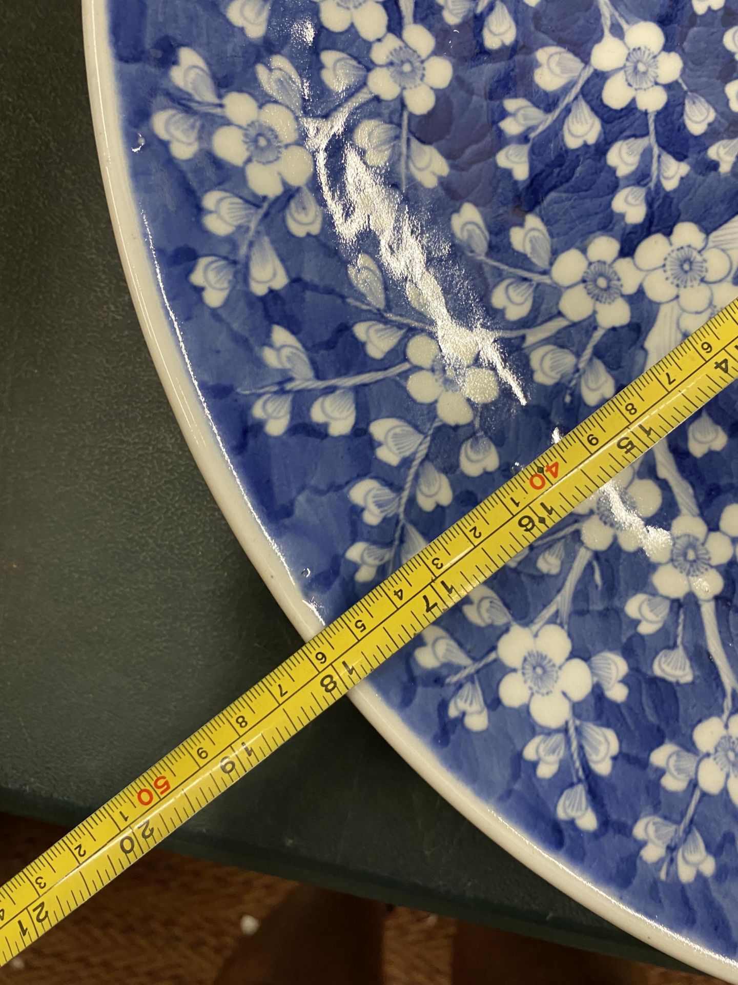 A LARGE CHINESE PRUNUS BLOSSOM PATTERN CHARGER, DIAMETER 46CM - Image 8 of 8