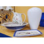 A LARGE WEDGWOOD 'SARAH'S GARDEN' WASH JUG, BOWL AND SANDWICH TRAY PLUS A LARGE VASE