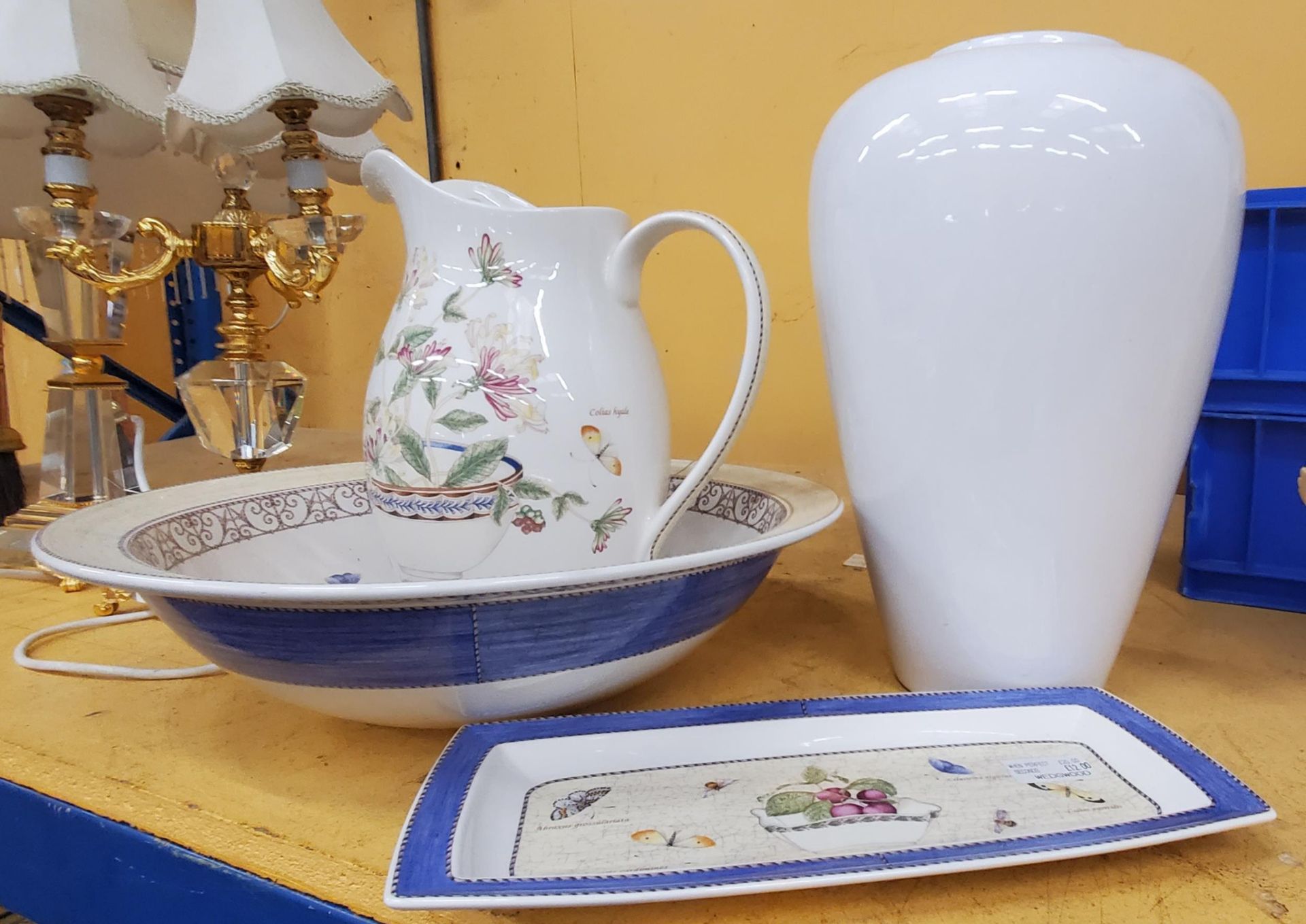 A LARGE WEDGWOOD 'SARAH'S GARDEN' WASH JUG, BOWL AND SANDWICH TRAY PLUS A LARGE VASE