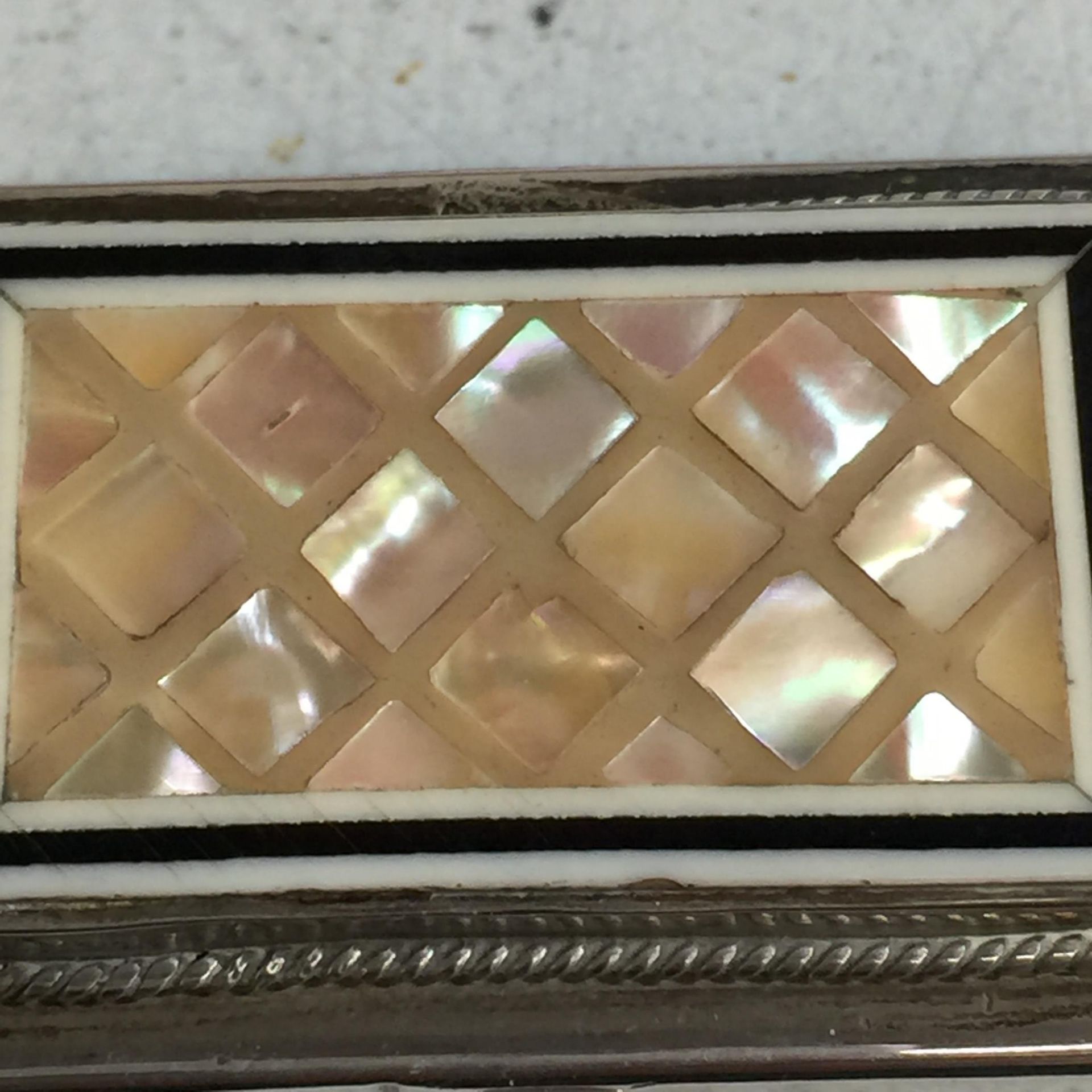 A SILVER TRINKET BOX WITH MOTHER OF PEARL ON THE TOP - Bild 2 aus 4