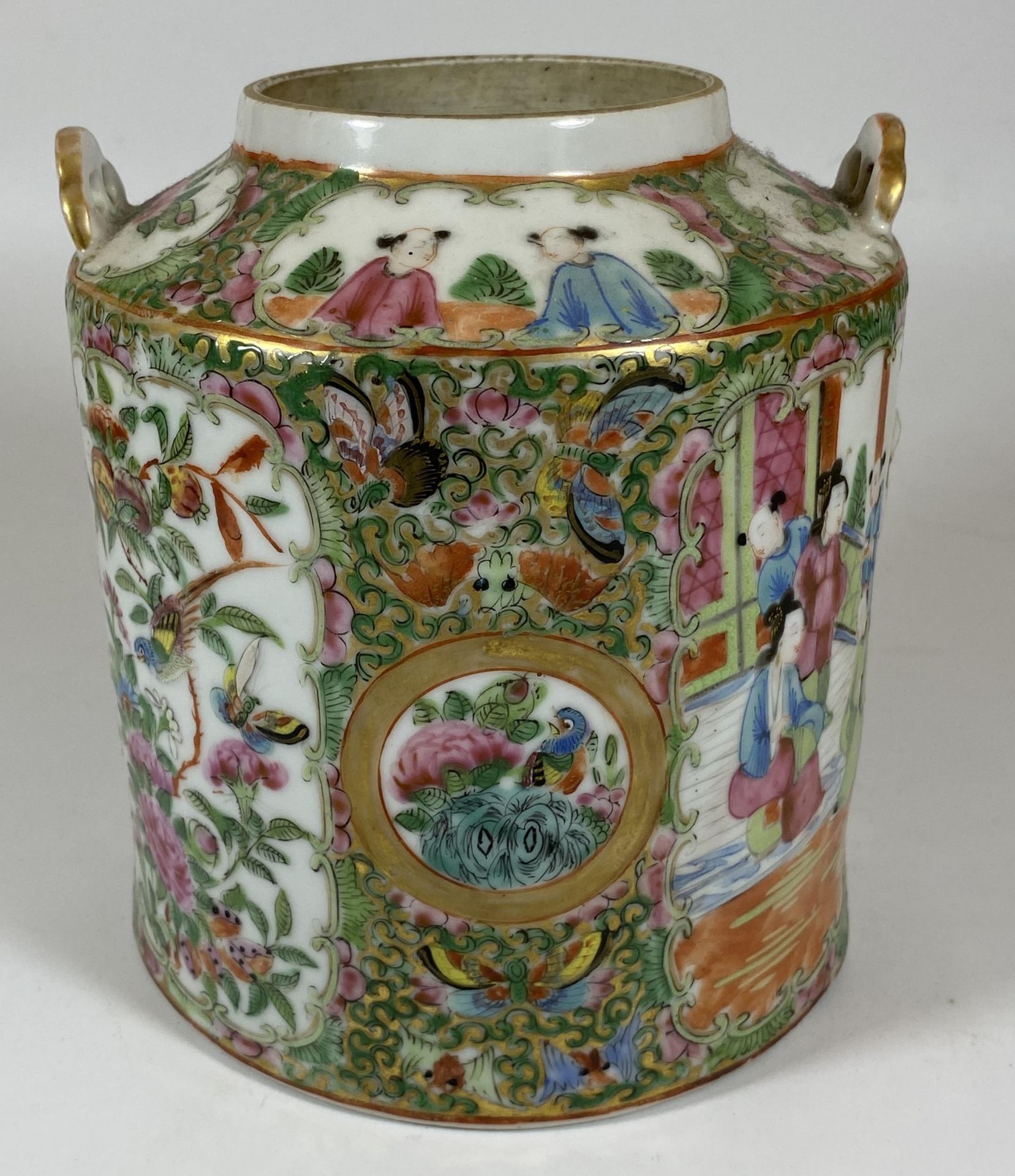 A 19TH CENTURY CHINESE CANTON FAMILLE ROSE MEDALLION TEAPOT (MISSING SPOUT), HEIGHT 16CM