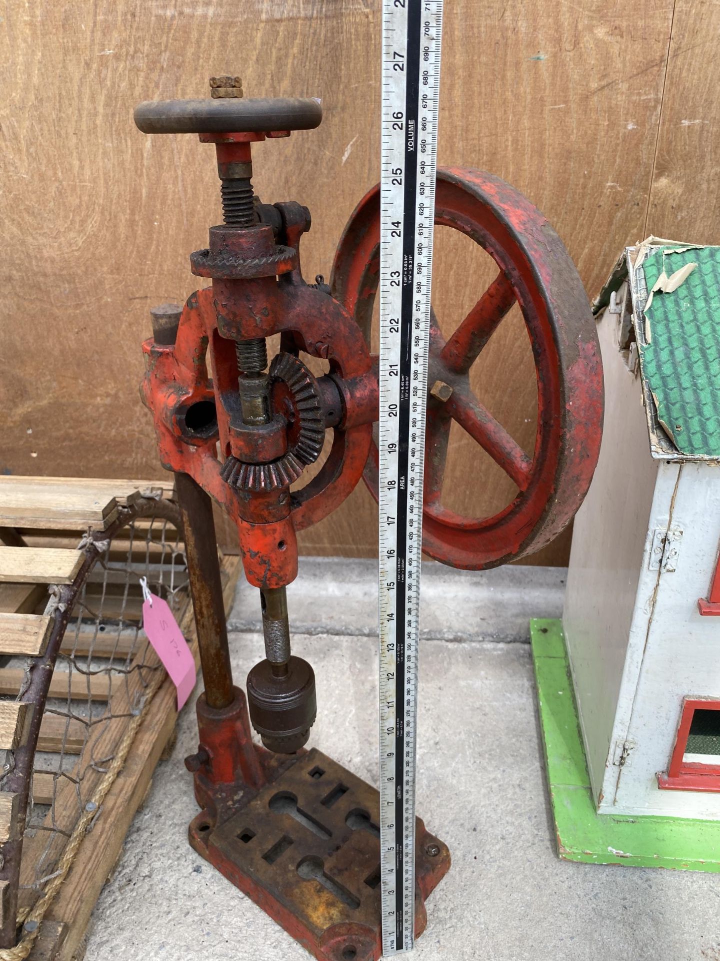 A VINTAGE METAL HEAVY DUTY PILLAR DRILL - Image 4 of 4