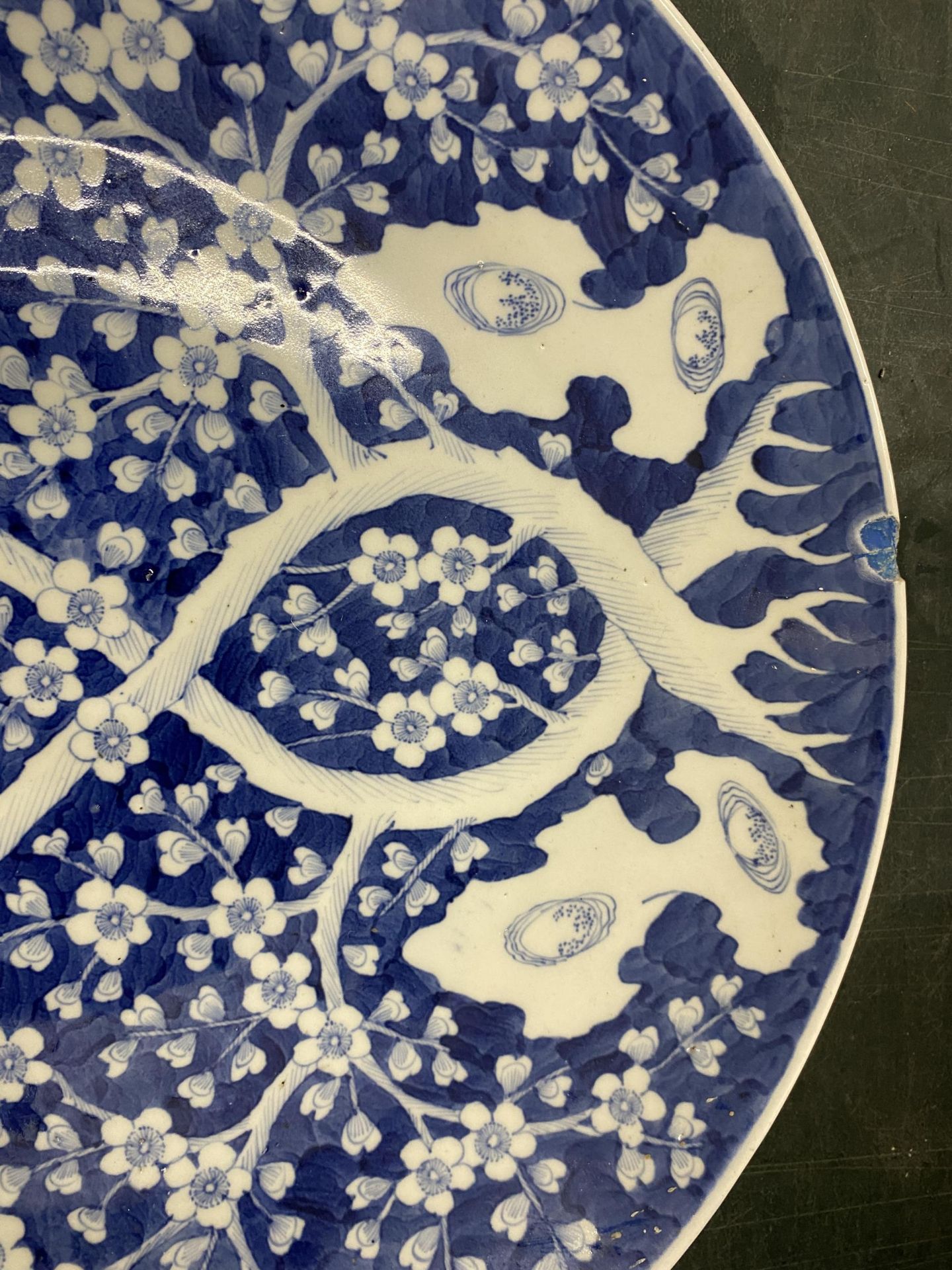 A LARGE CHINESE PRUNUS BLOSSOM PATTERN CHARGER, DIAMETER 46CM - Image 2 of 8