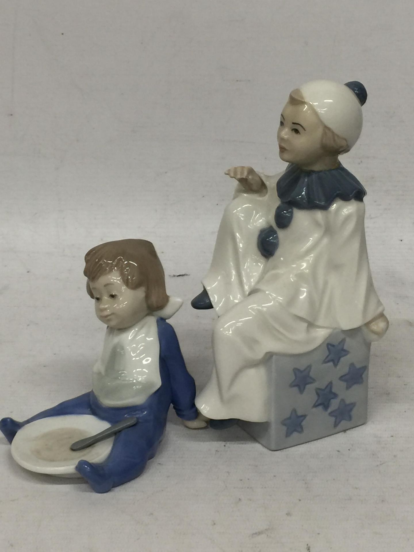 TWO FIGURES - A NAO FIGURE OF A CHILD AND A CASADES CLOWN - Bild 2 aus 4