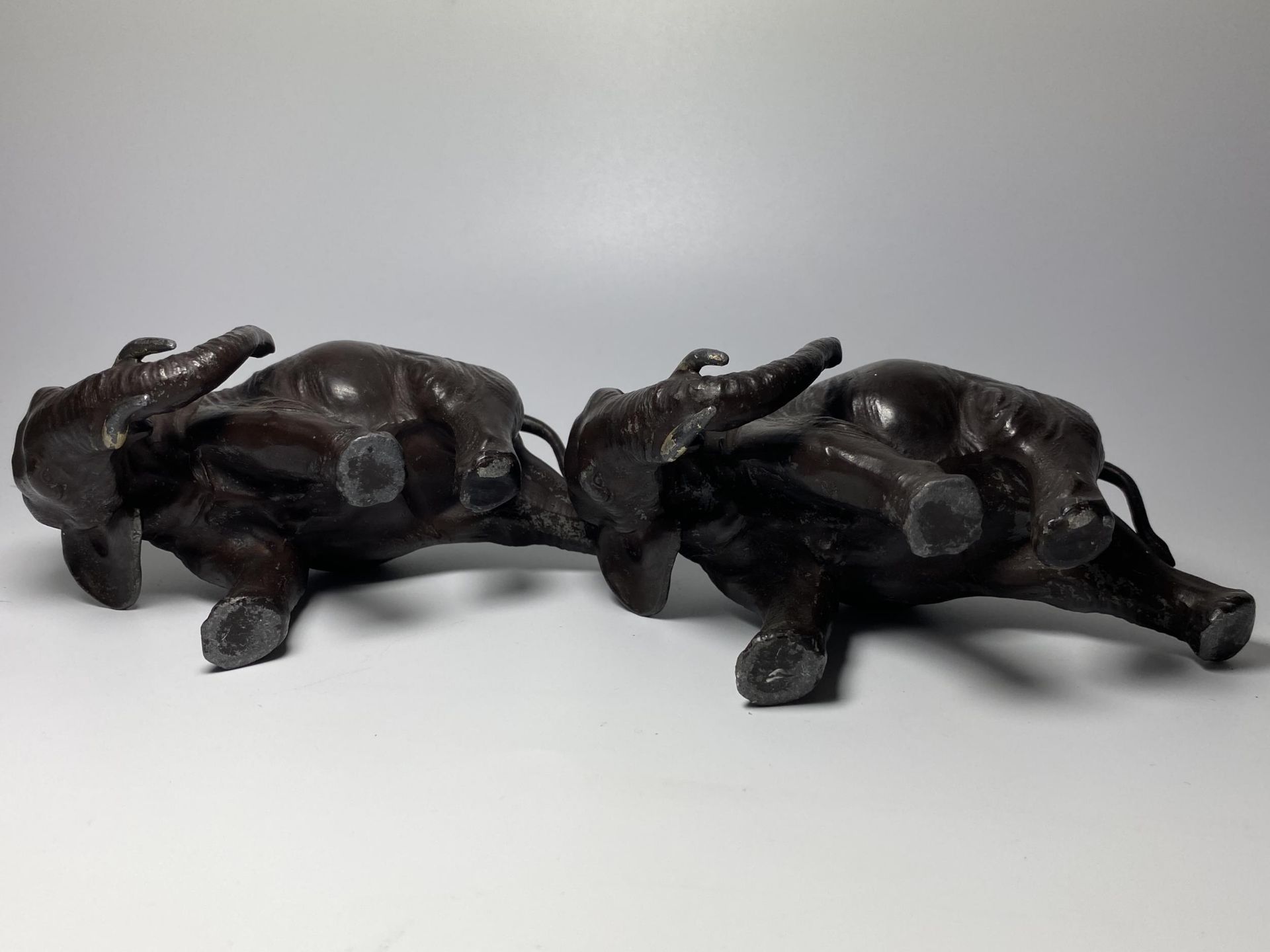 A PAIR OF EARLY 20TH CENTURY JAPANESE METAL MODELS OF ELEPHANTS, 10 X 14CM - Image 5 of 7