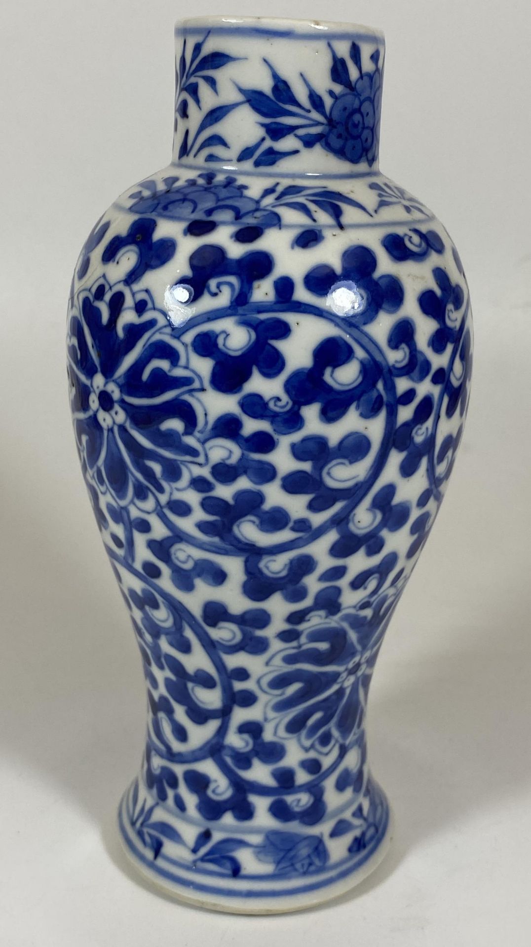 A LATE 19TH CENTURY CHINESE KANGXI STYLE BLUE AND WHITE VASE, FOUR CHARACTER MARK TO BASE, HEIGHT