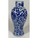 A LATE 19TH CENTURY CHINESE KANGXI STYLE BLUE AND WHITE VASE, FOUR CHARACTER MARK TO BASE, HEIGHT