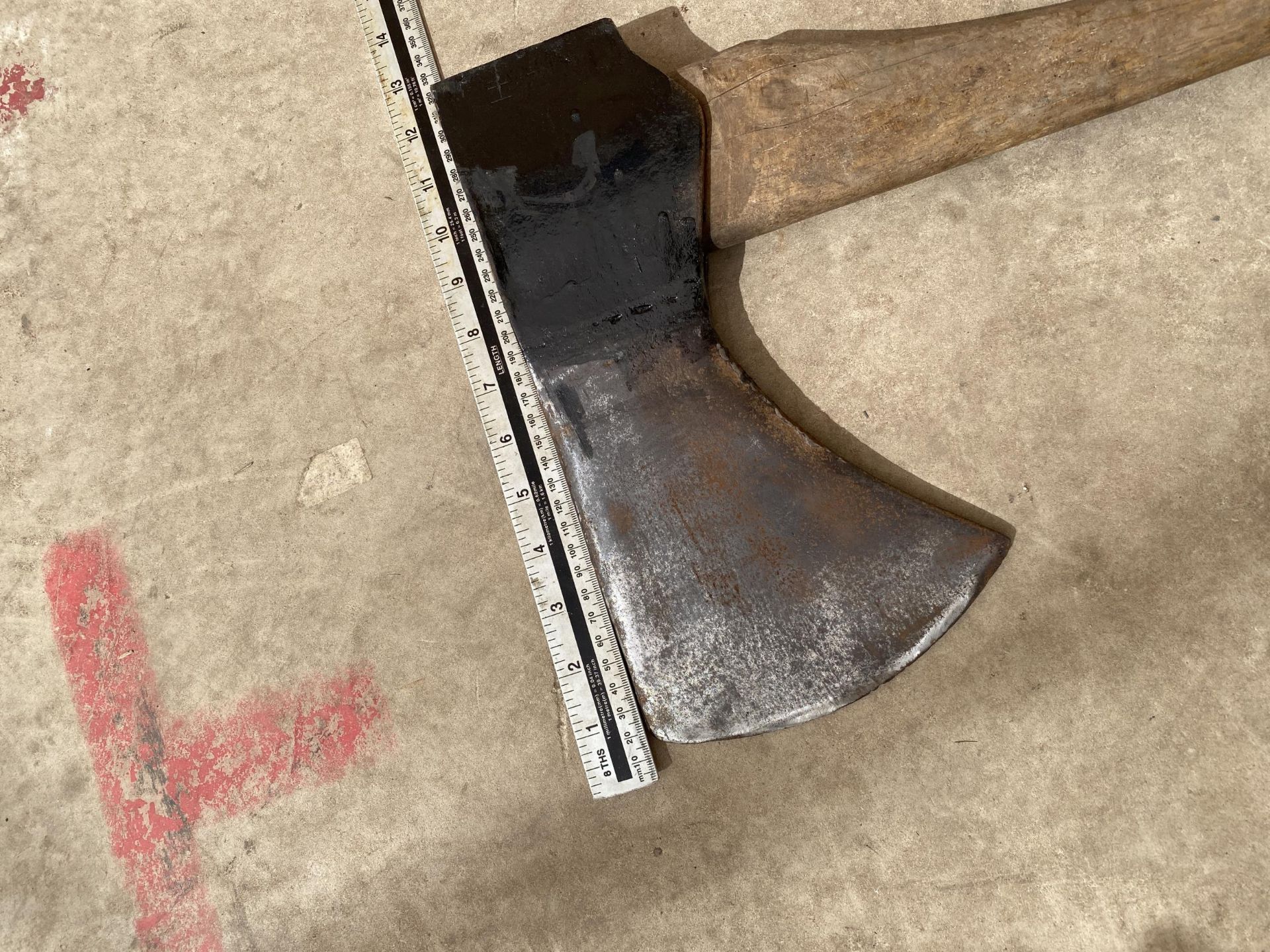 A LARGE VINTAGE AXE - Image 4 of 4