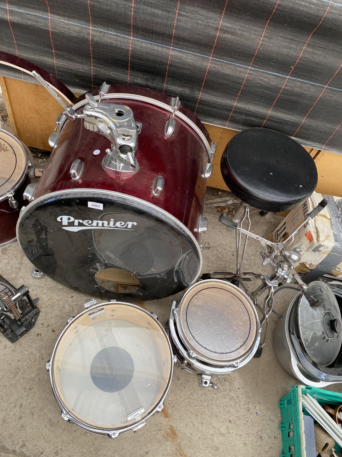 A PREMIER DRUM KIT WITH FOOT PEDALS AND SEAT - Bild 3 aus 3