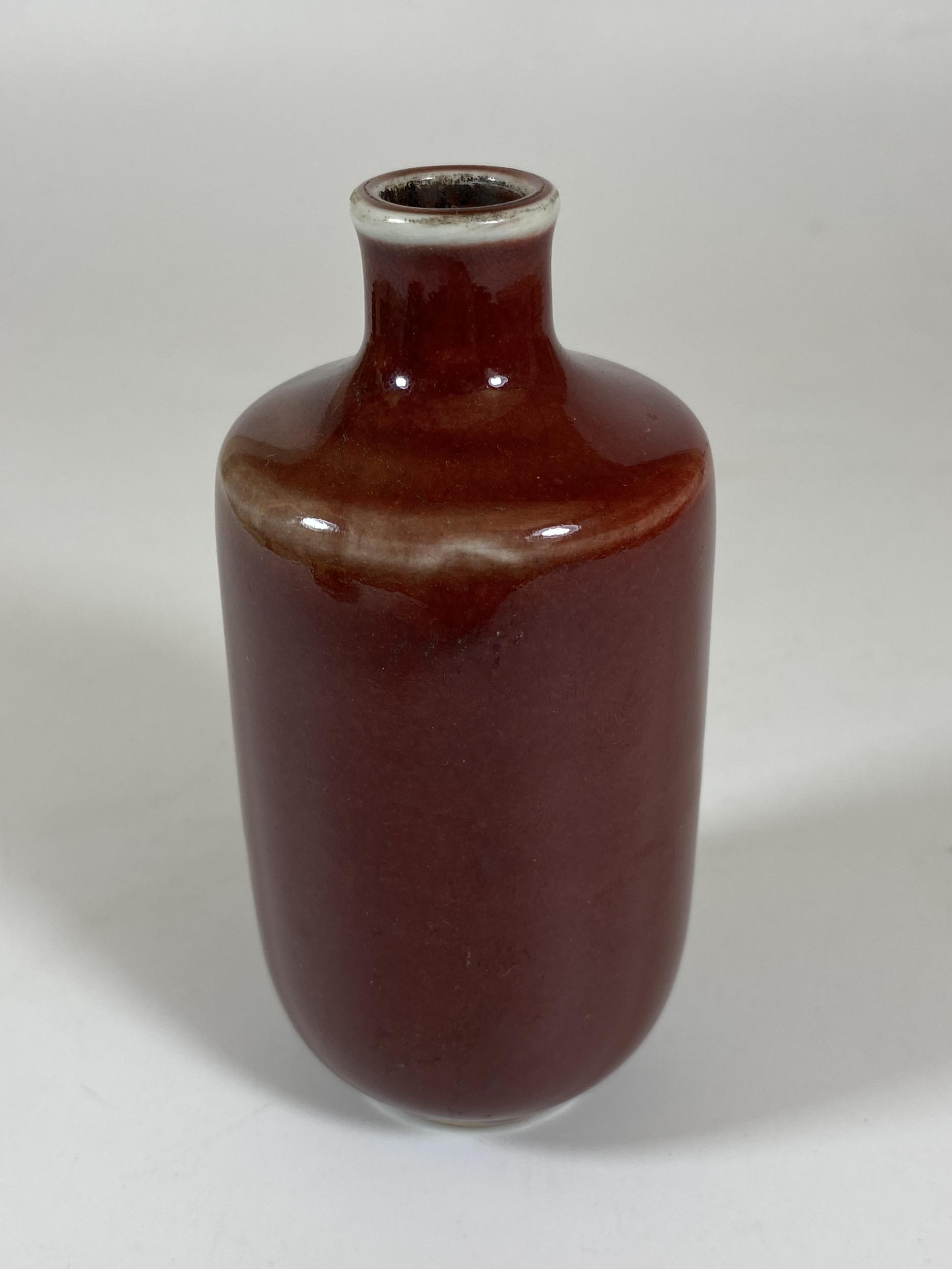 A CHINESE SANG DE BOEUF BOTTLE VASE, HEIGHT 12CM - Image 2 of 5