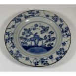 AN 18TH CENTURY CHINESE BLUE AND WHITE PORCELAIN PLATE, DIAMETER 22CM