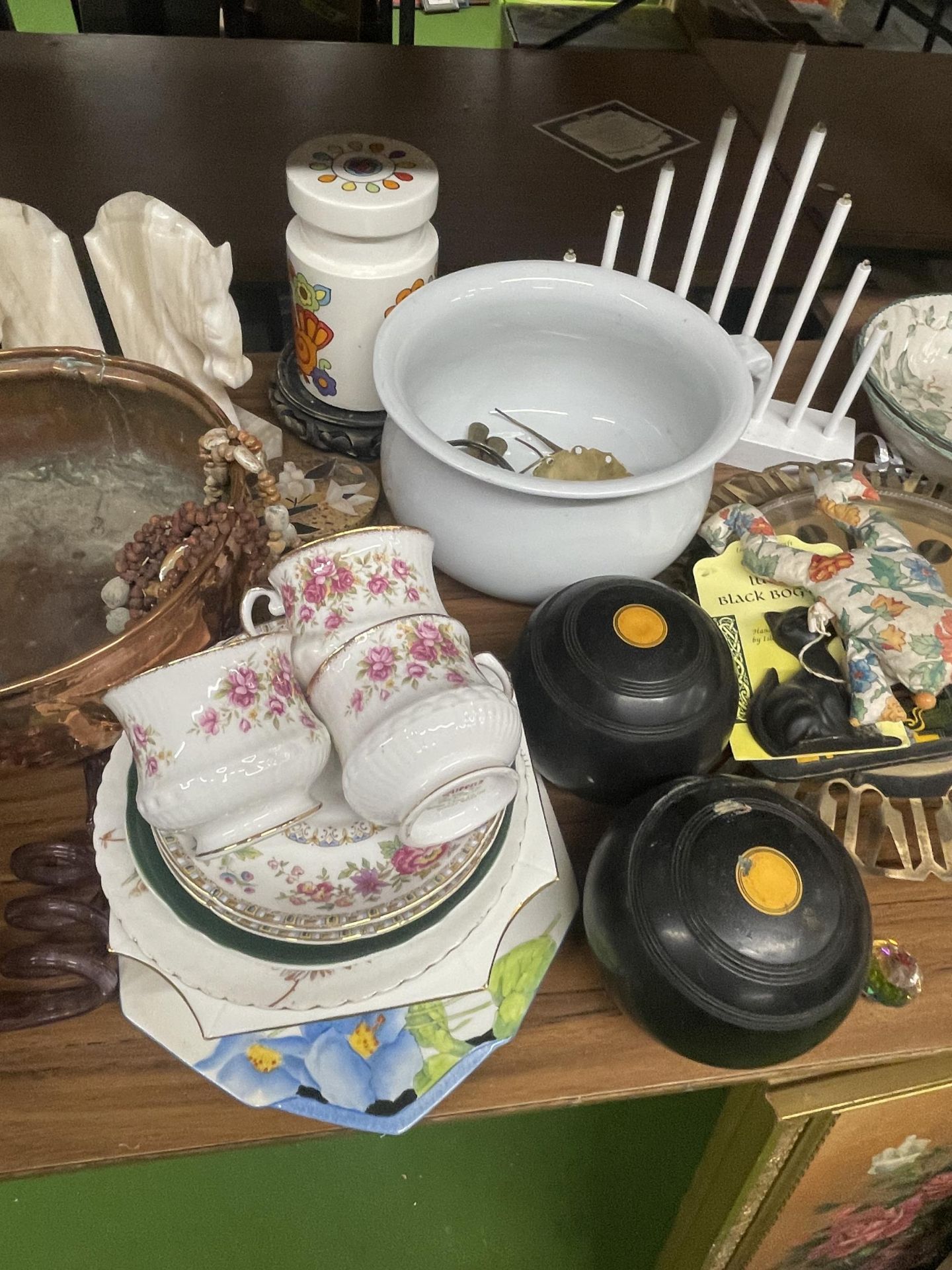 A MIXED LOT OF ITEMS TO INCLUDE COPPER BOWL, VINTAGE BOWLS ETC - Bild 4 aus 5