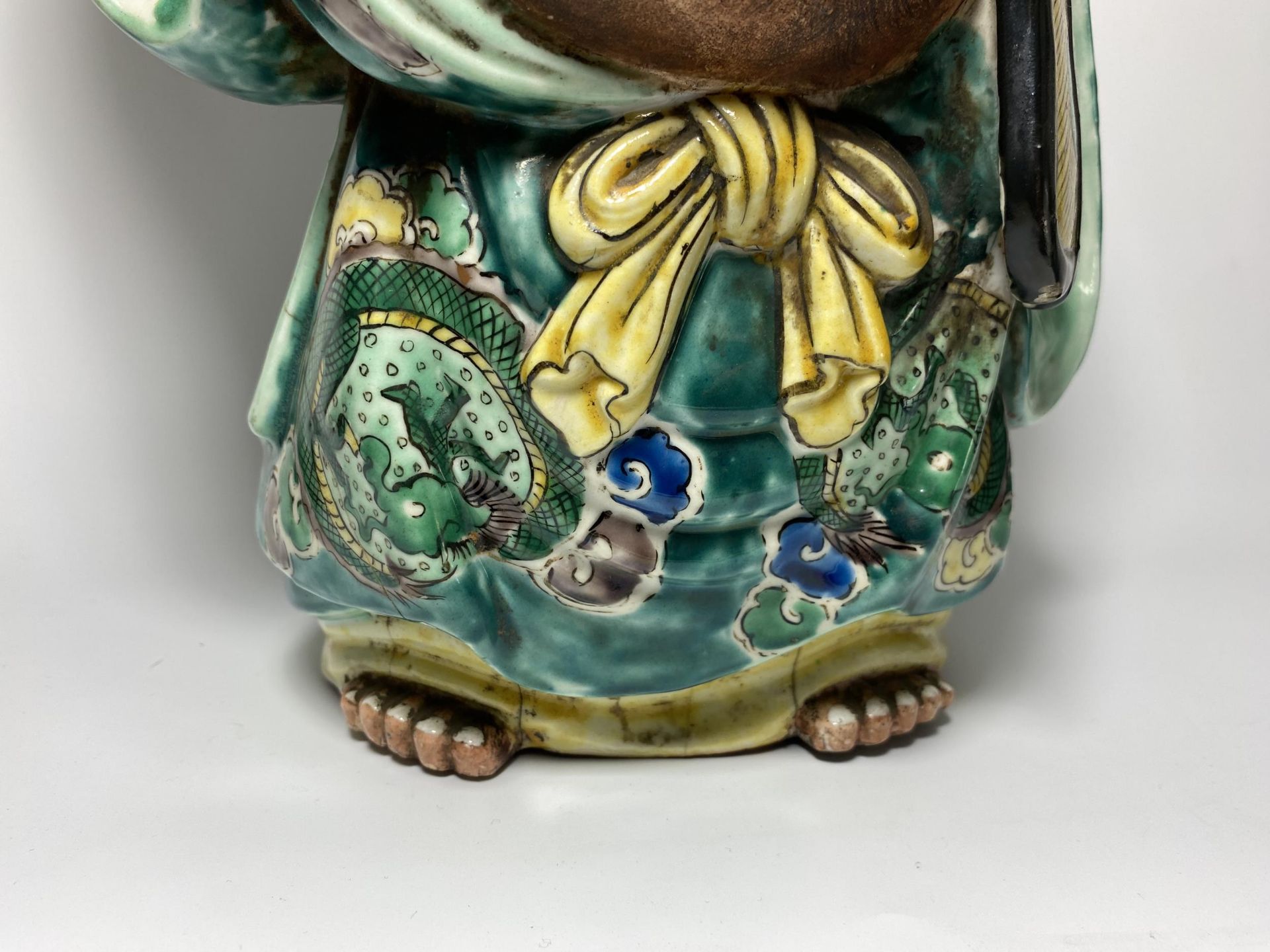 A LARGE JAPANESE MEIJI PERIOD (1868-1912) POTTERY MODEL OF HOTEI WEARING CHINESE DRAGON DESIGN ROBE, - Image 4 of 11