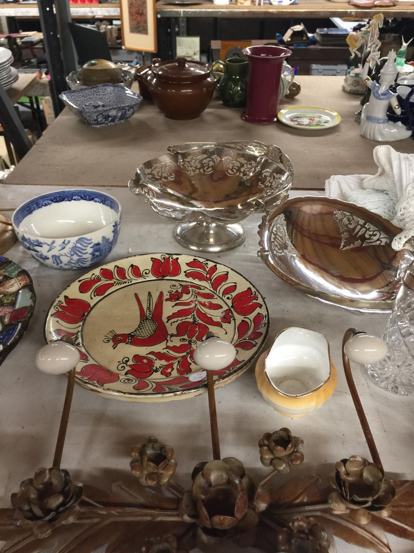 A LARGE COLLECTION OF ITEMS, TREEN BOWL, WILLOW PATTERN BLUE AND WHITE BOWL, SILVER PLATE ETC - Image 4 of 5