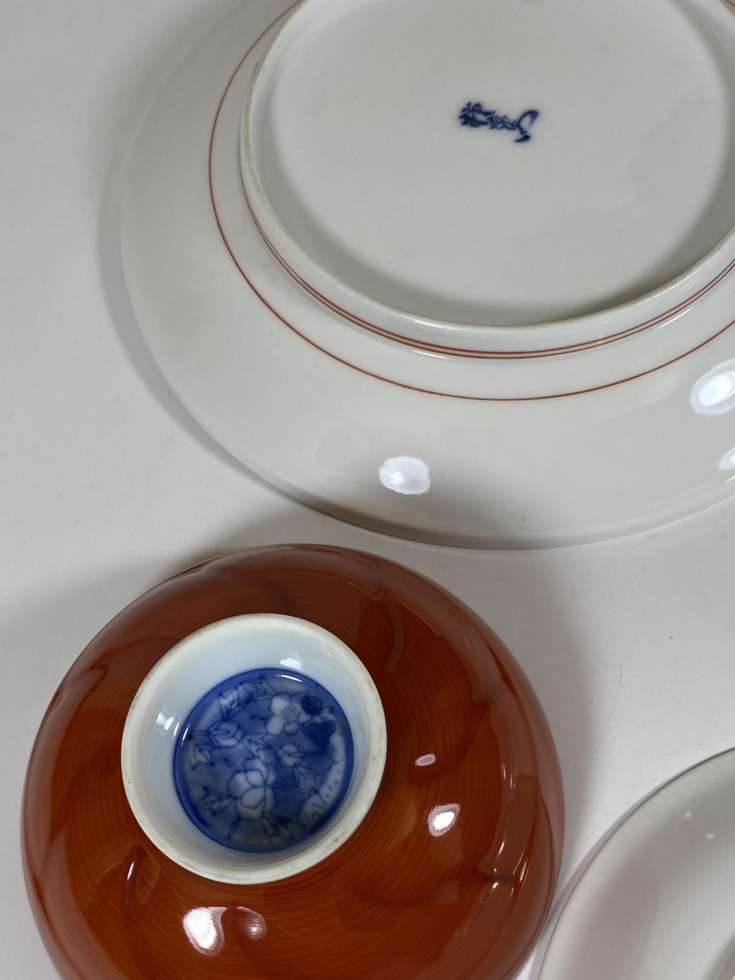 A GROUP OF FOUR ORIENTAL PORCELAIN ITEMS, FLORAL PLATE, JAPANESE PLATES AND BOWL - Image 4 of 5