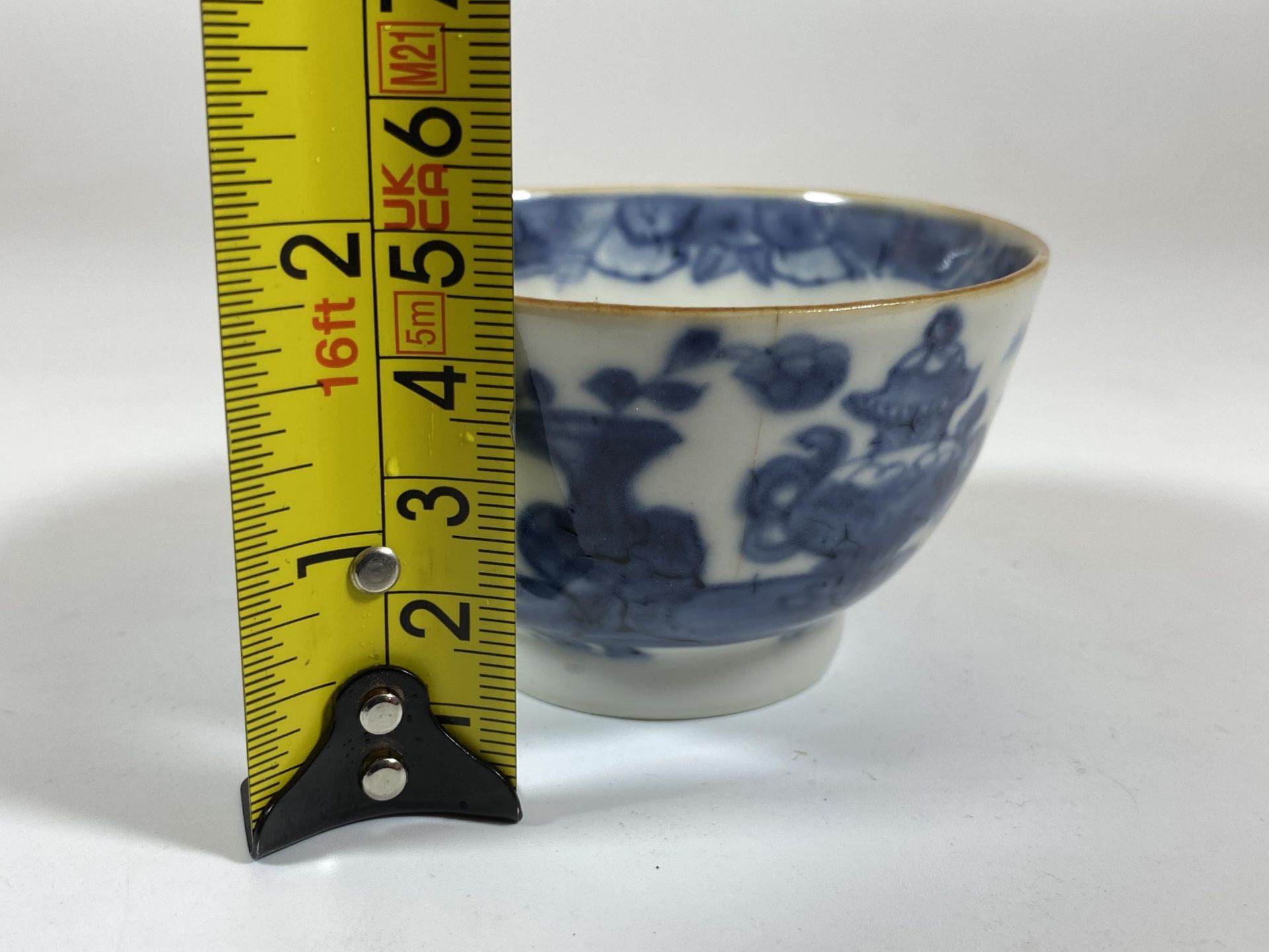 A 19TH CENTURY QING CHINESE BLUE AND WHITE PORCELAIN TEA BOWL, HEIGHT 4.5CM - Image 5 of 5