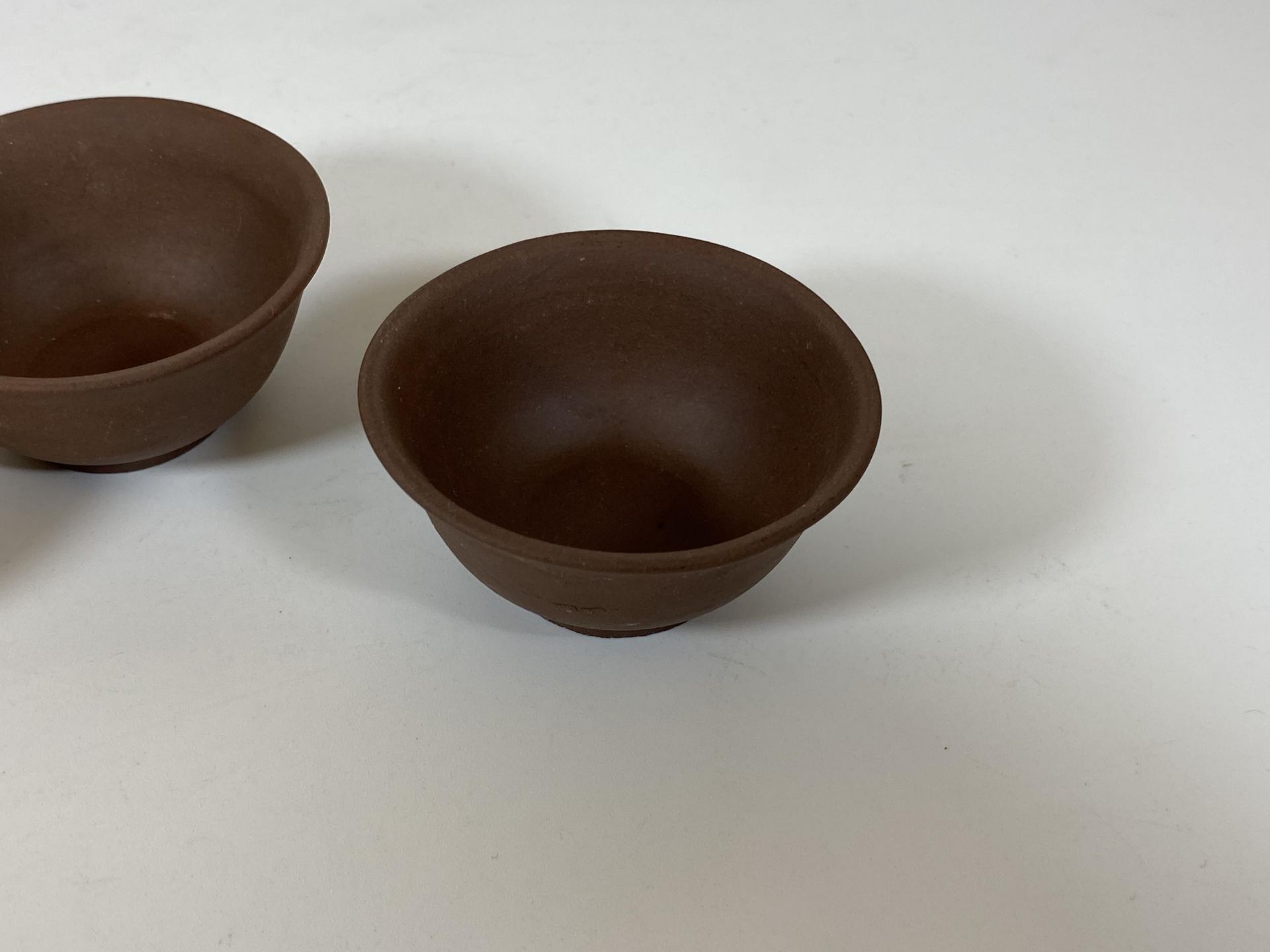 A SET OF THREE CHINESE YIXING STYLE CLAY TEA BOWLS, DIAMETER 6CM - Image 3 of 5