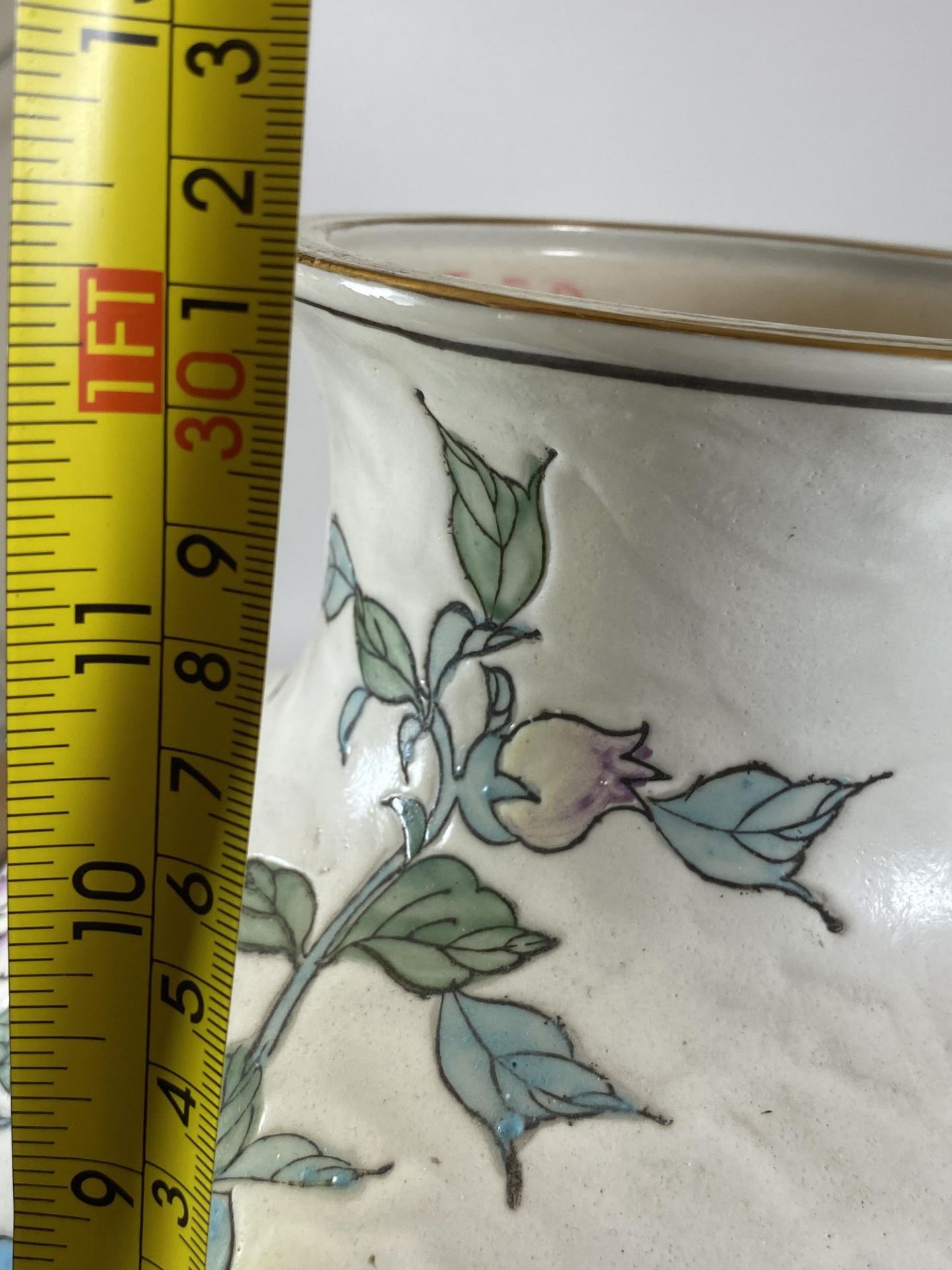 A LARGE 20TH CENTURY CHINESE FLORAL DESIGN VASE, BASE HAS BEEN CONVERTED FOR A LAMP, HEIGHT 31CM - Image 4 of 4