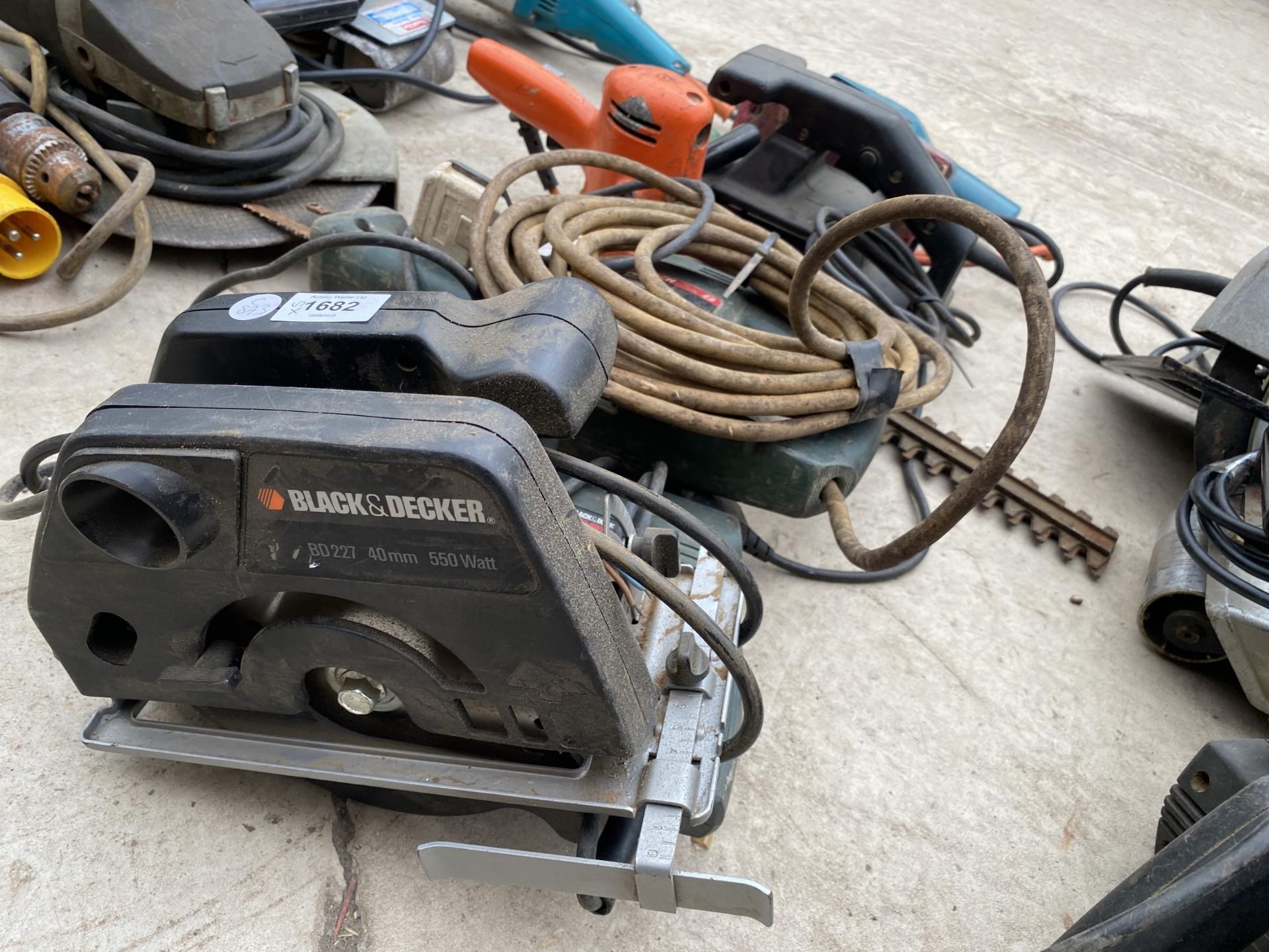 FIVE ASSORTED POWER TOOLS, BLACK AND DECKER SAW ETC - Image 2 of 3
