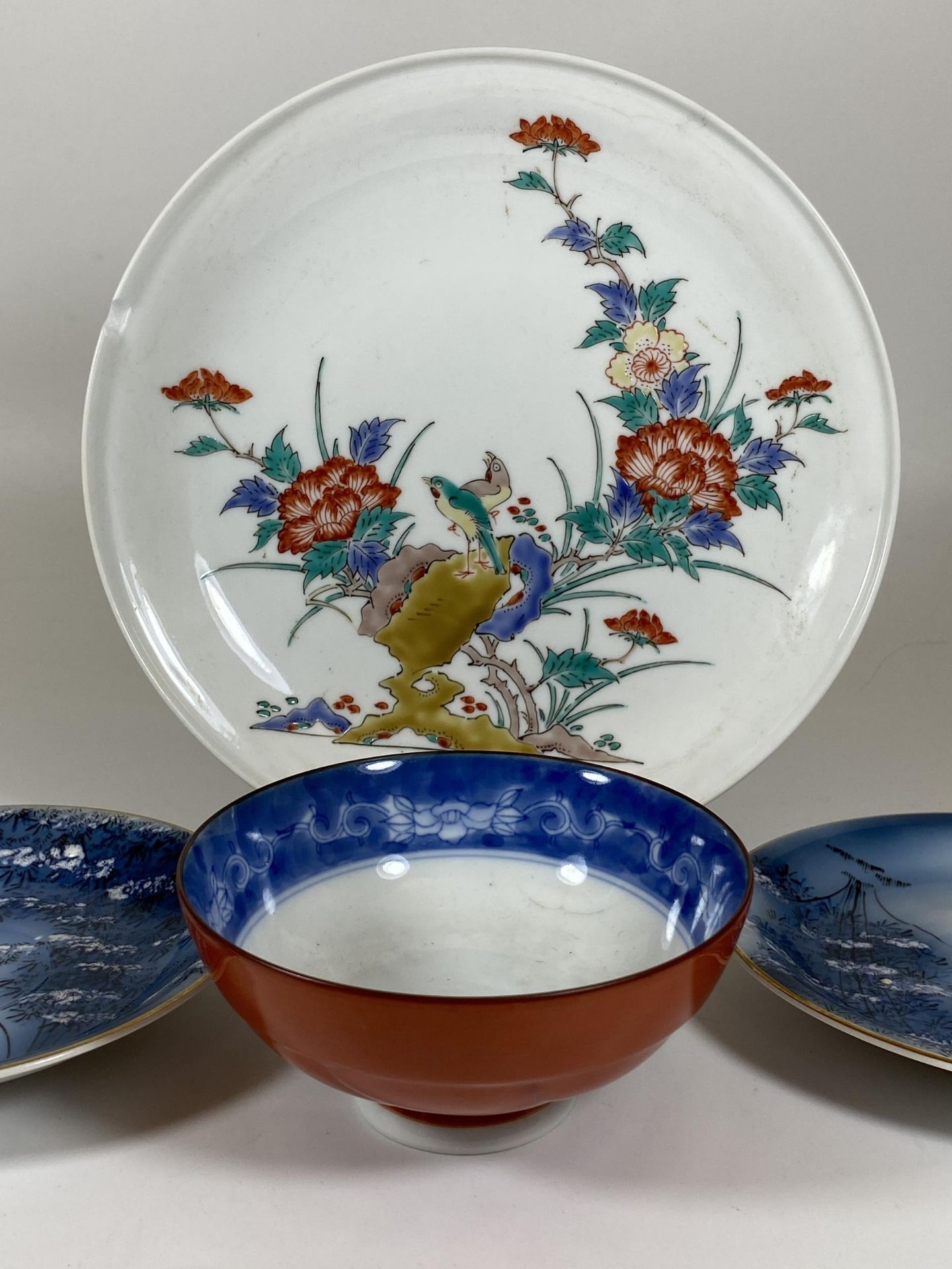 A GROUP OF FOUR ORIENTAL PORCELAIN ITEMS, FLORAL PLATE, JAPANESE PLATES AND BOWL - Image 2 of 5