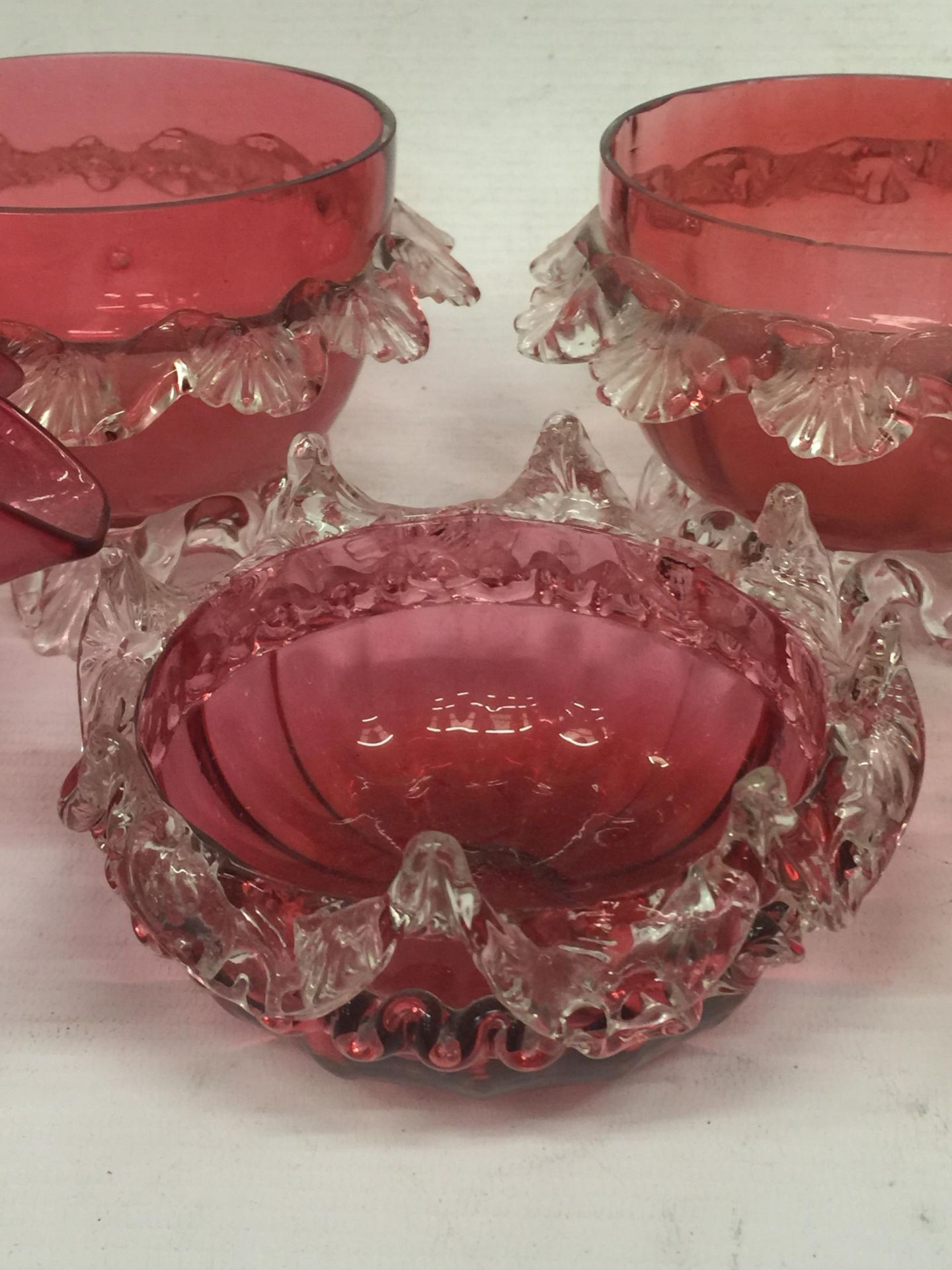A GROUP OF FIVE VINTAGE CRANBERRY GLASS BOWLS - Image 2 of 6