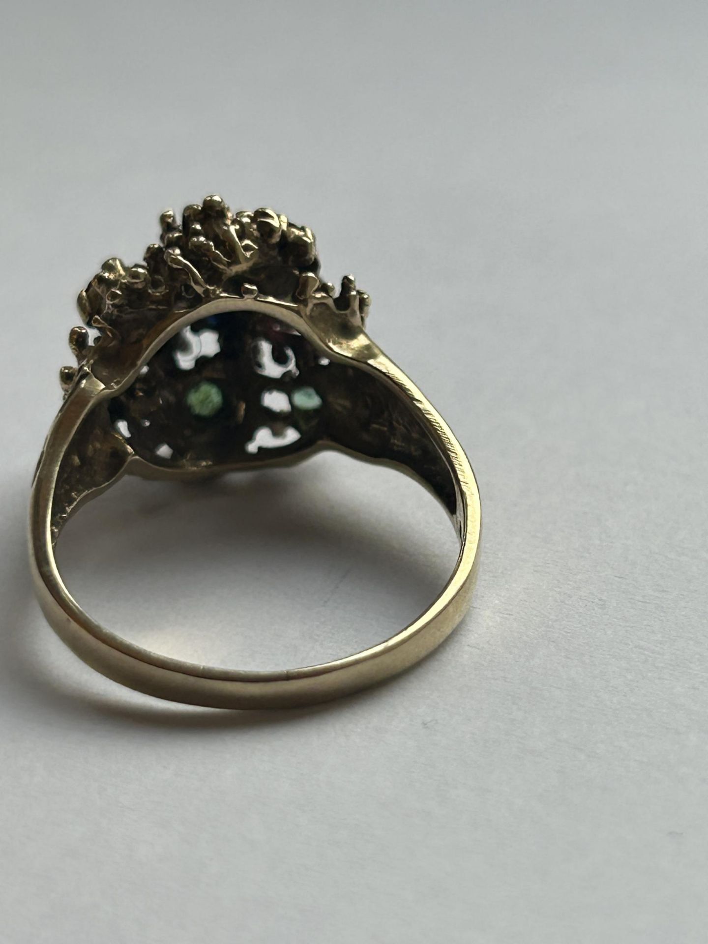 A VINTAGE 9CT YELLOW GOLD AND MULTI-STONE CLUSTER RING SIZE R, WEIGHT 4.83 GRAMS - Image 4 of 4