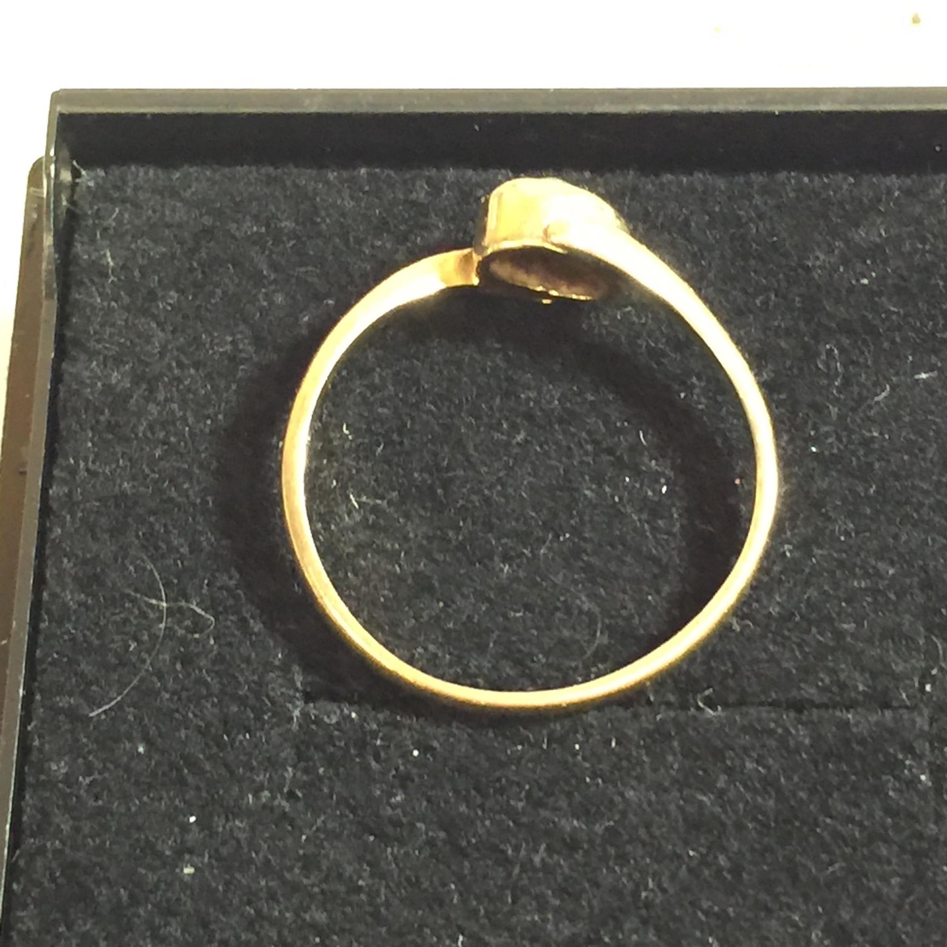 A 9CT GOLD RING WITH A BLUE STONE, WEIGHT 2G, SIZE J - Image 2 of 3