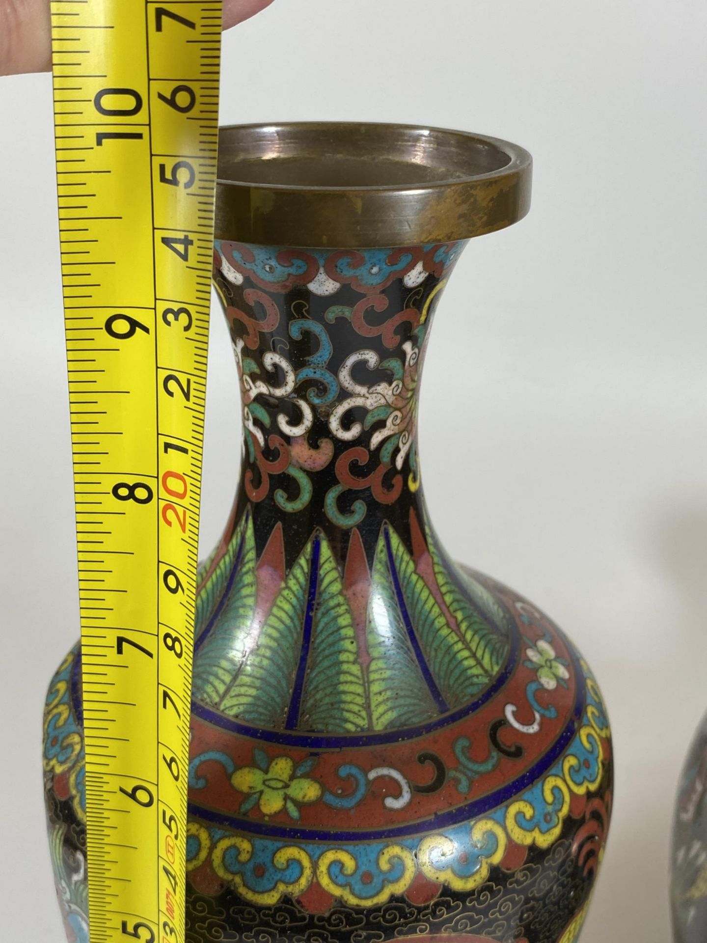 A PAIR OF ORIENTAL CLOISONNE DRAGON DESIGN VASES, HEIGHT 25CM - Image 5 of 5