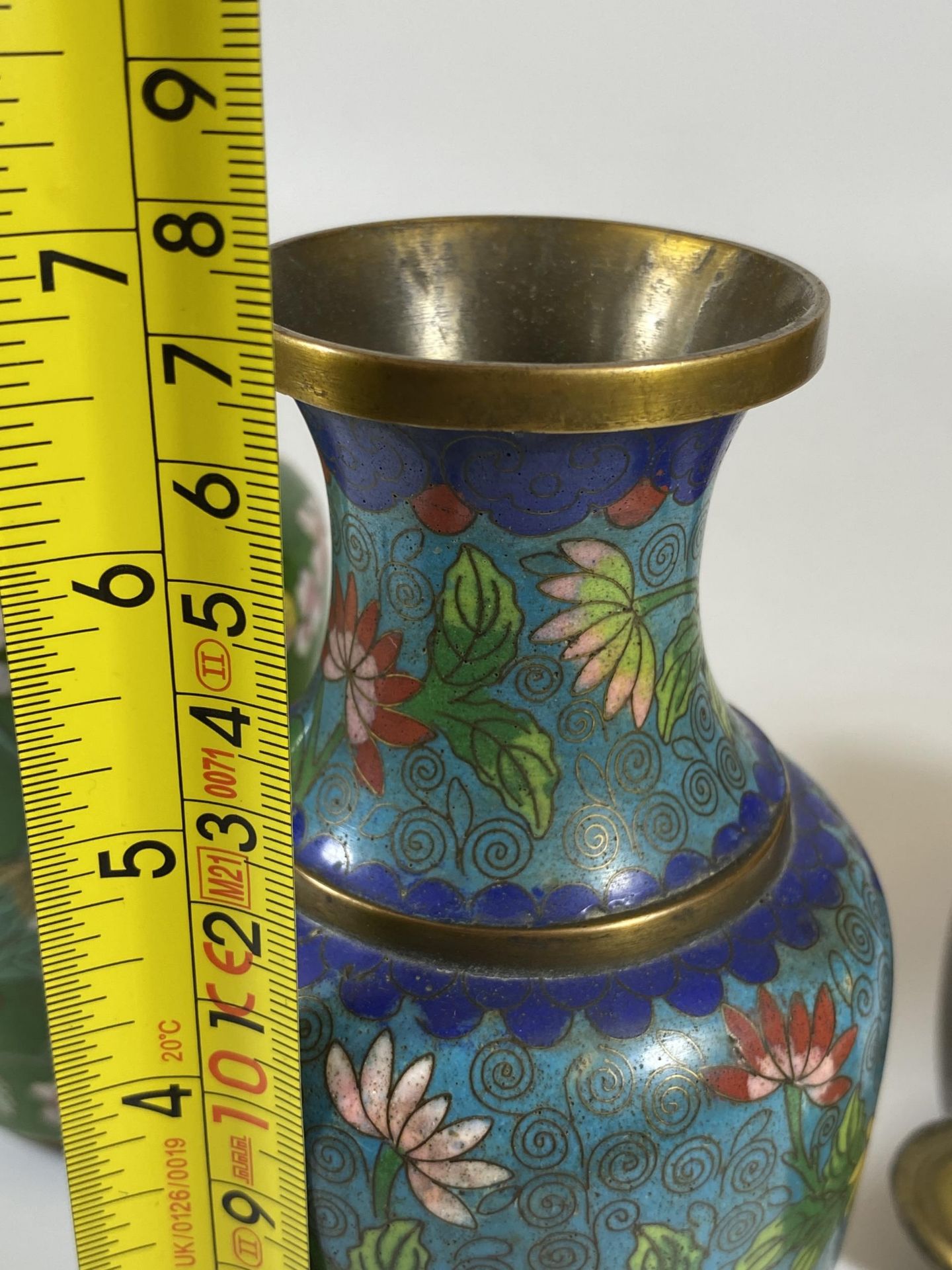 A GROUP OF FOUR ORIENTAL CLOISONNE VASES, TALLEST 17CM - Image 6 of 6