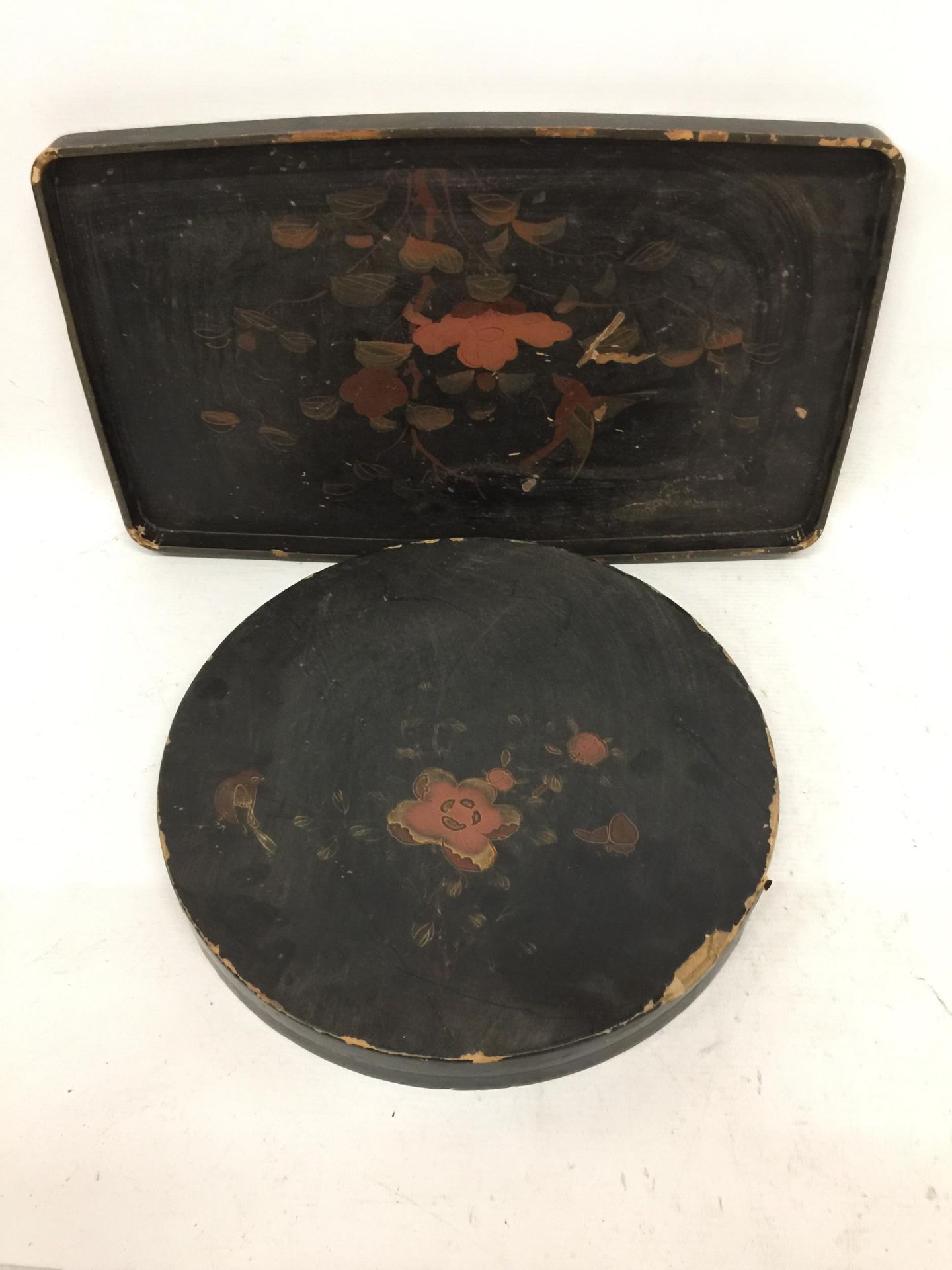 A JAPANESE LACQUERED TRAY WITH CERAMIC HORS D'OUEVRE LIDDED SET - Bild 4 aus 4