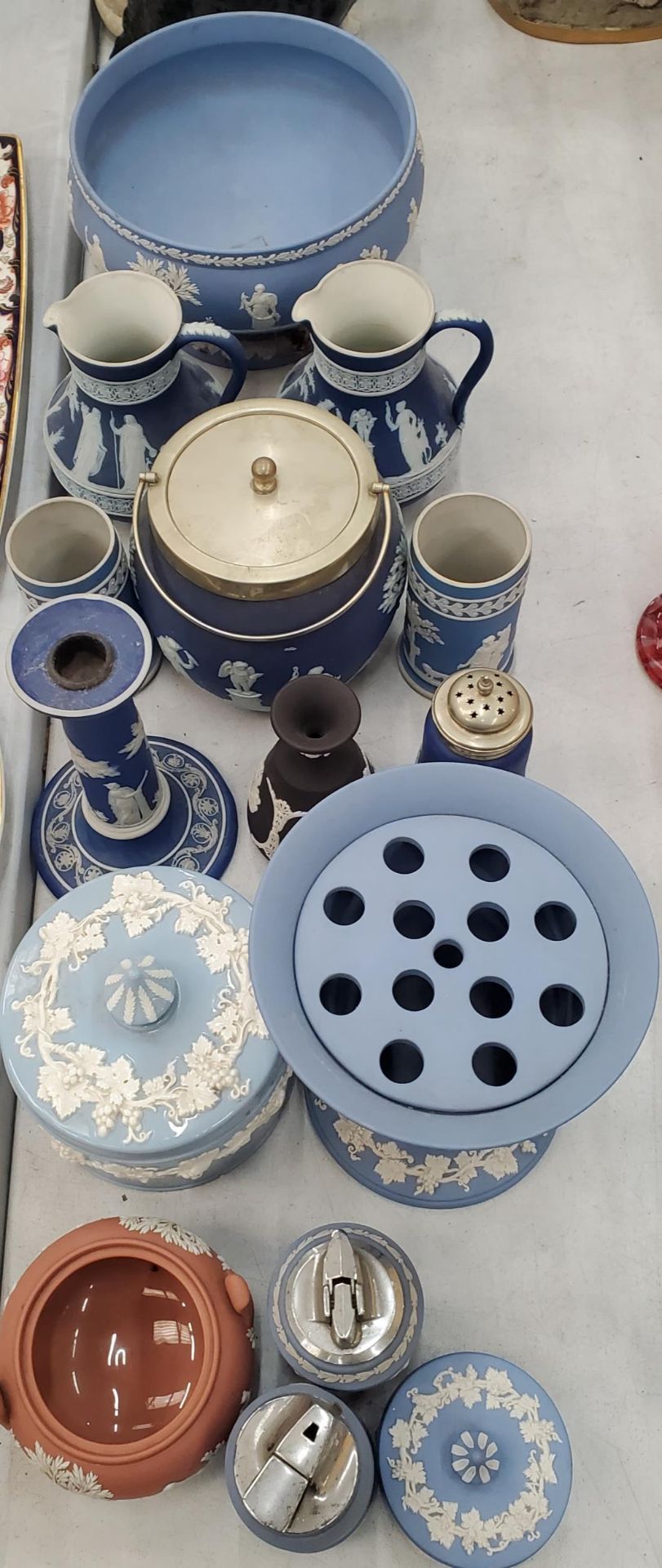 A LARGE QUANTITY OF WEDGWOOD AND WEDGWOOD STYLE JASPERWARE TO INCLUDE DARK BLUE, BLACK AND