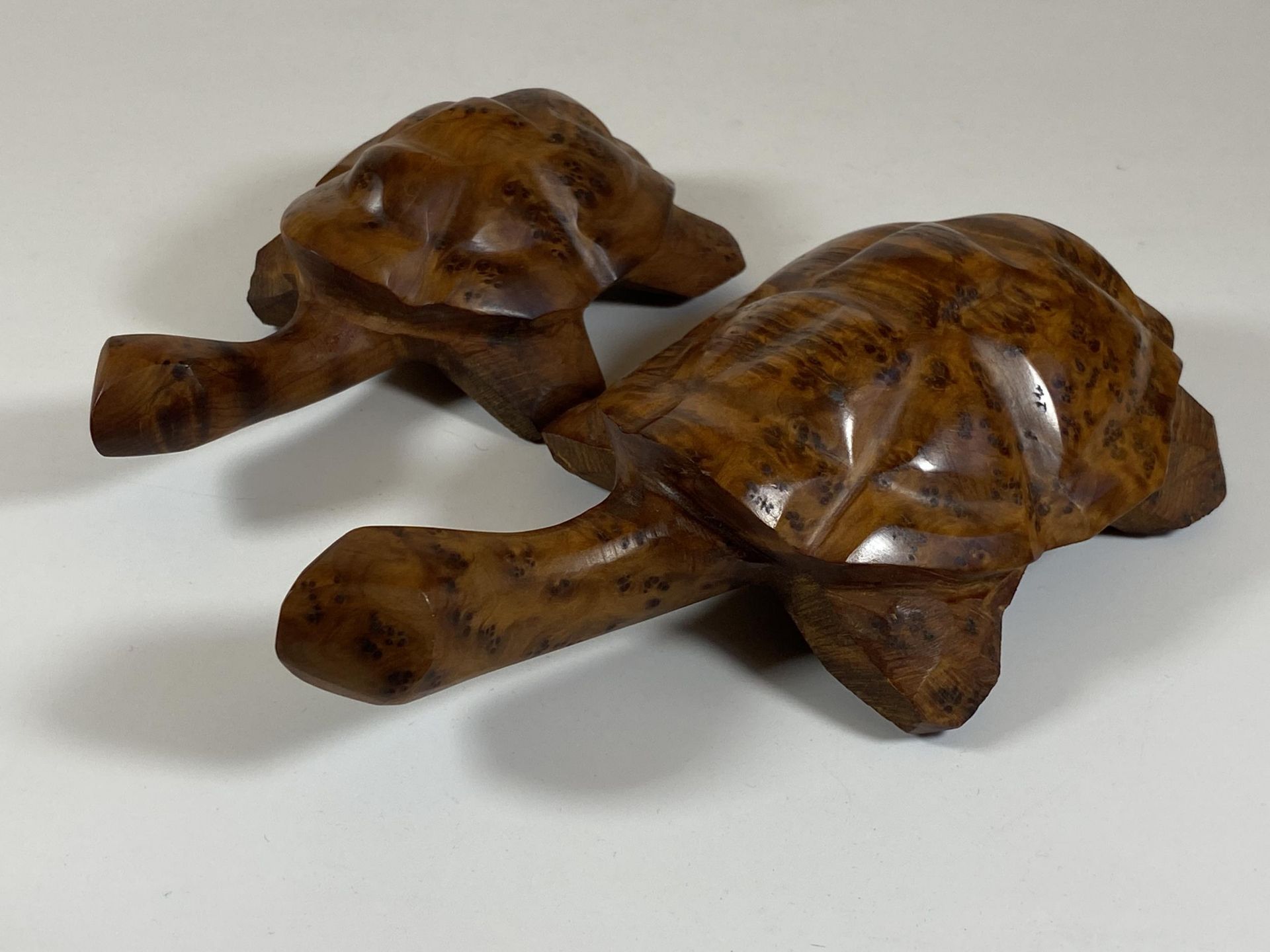 A PAIR OF WALNUT EFFECT WOODEN TURTLES, LENGTH 18CM - Image 2 of 4