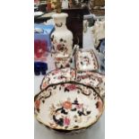 A COLLECTION OF MASON'S MANDALAY CERAMICS TO INCLUDE A LARGE TABLE LAMP, PLATES, A LARGE BOWL,