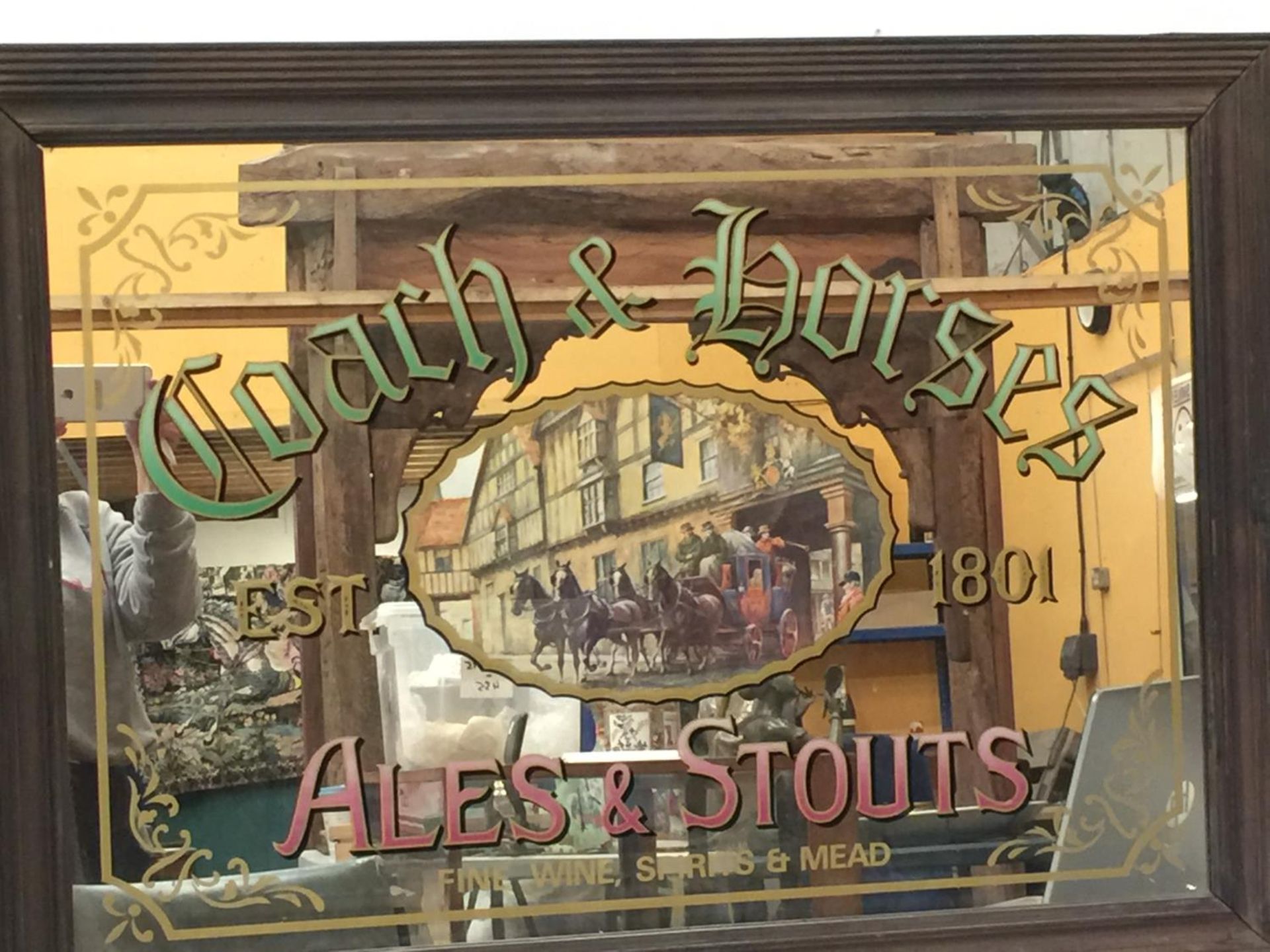 A LARGE VINTAGE WOODEN FRAMED COACH AND HORSES PUB MIRROR, 68.5CM X 93.5CM