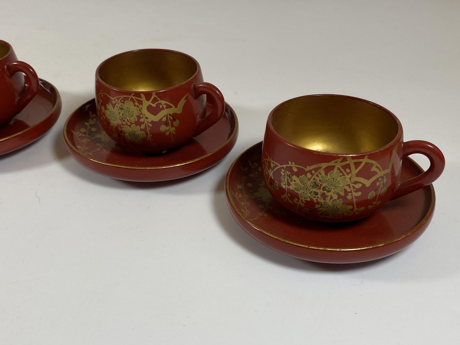 A SET OF FOUR ORIENTAL RED AND GILT LACQUERED CUPS AND SAUCERS, SAUCER DIAMETER 9.5CM - Image 3 of 6