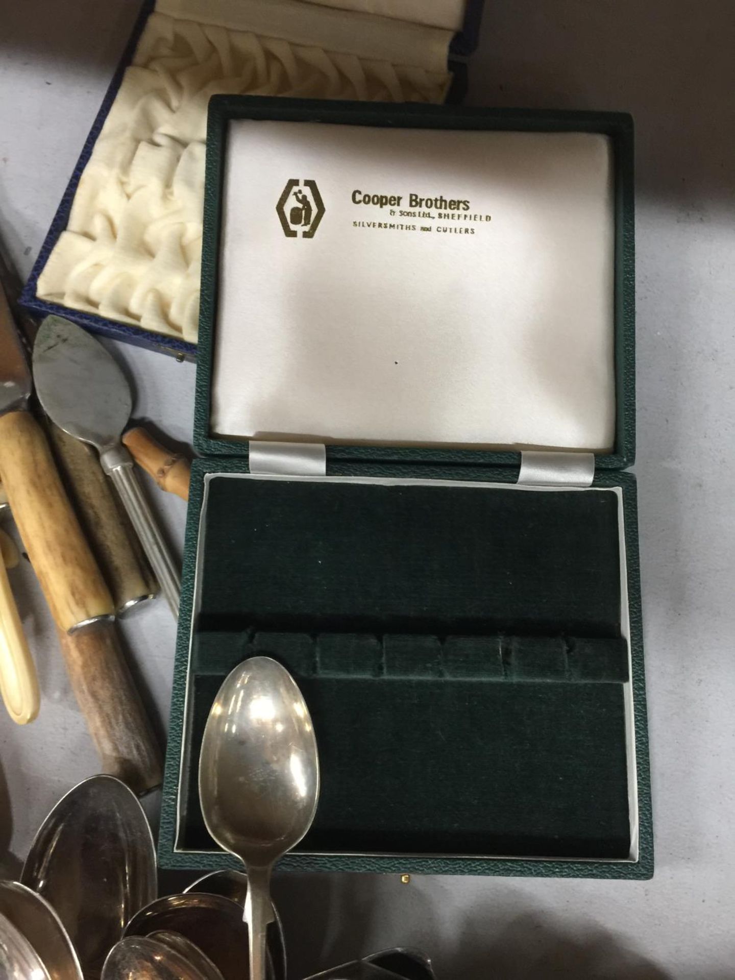 A LARGE QUANTITY OF SILVER PLATED FLATWARE TO INCLUDE ASET OF SIX SINGAPORE 'LEAF' TEASPOONS, ETC - Image 3 of 3