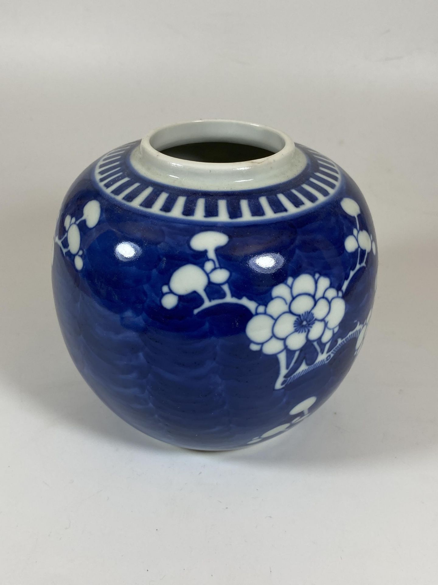 A CHINESE BLUE AND WHITE PRUNUS BLOSSOM GINGER JAR, DOUBLE RING MARK TO BASE, HEIGHT 13CM - Bild 3 aus 5