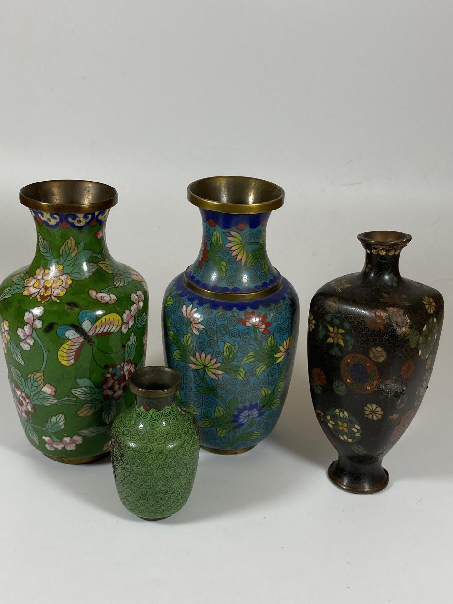 A GROUP OF FOUR ORIENTAL CLOISONNE VASES, TALLEST 17CM - Image 4 of 6