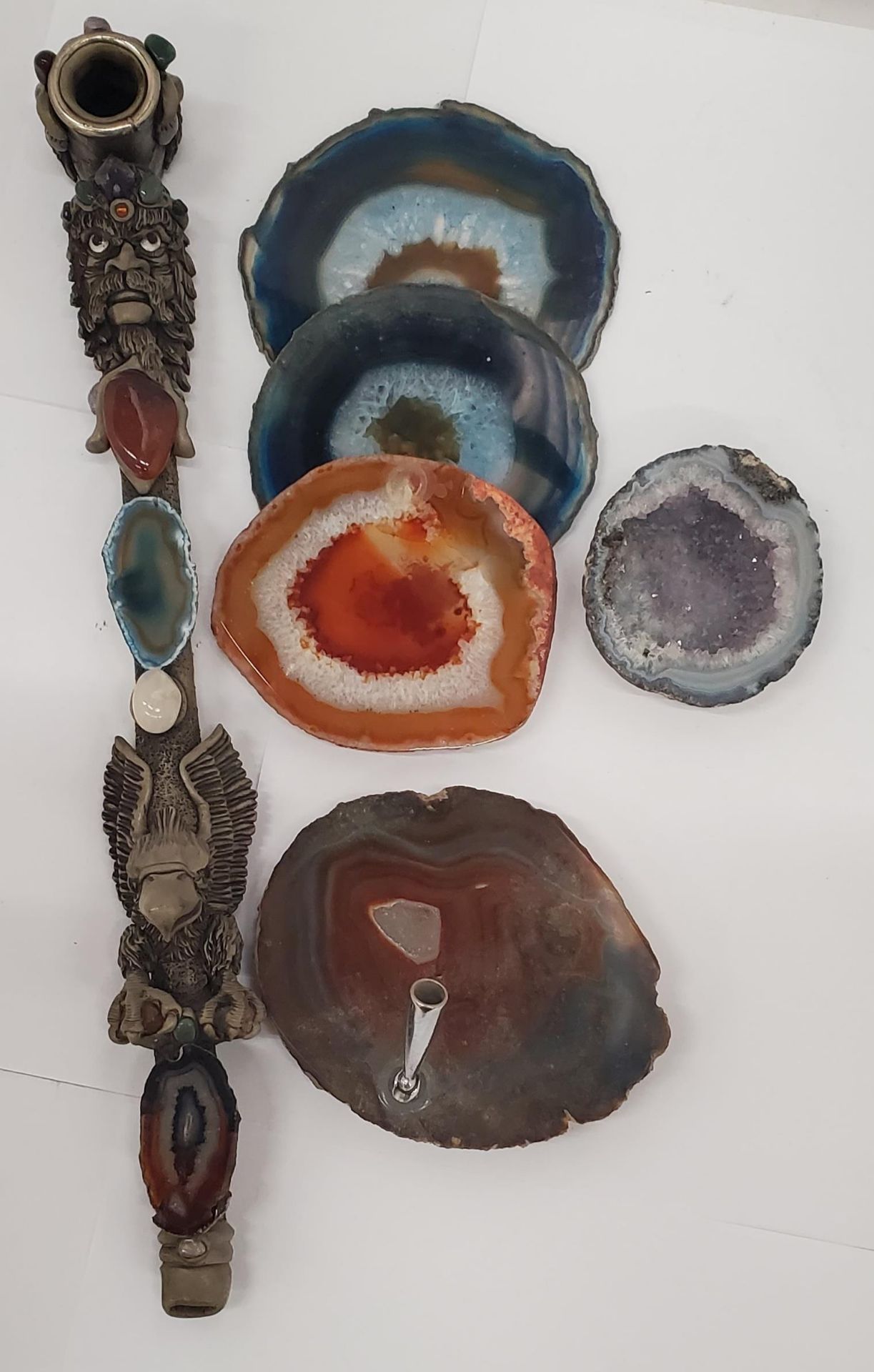A QUANTITY OF AGATE AND CRYSTAL SLABS TO INCLUDE A PIPLE