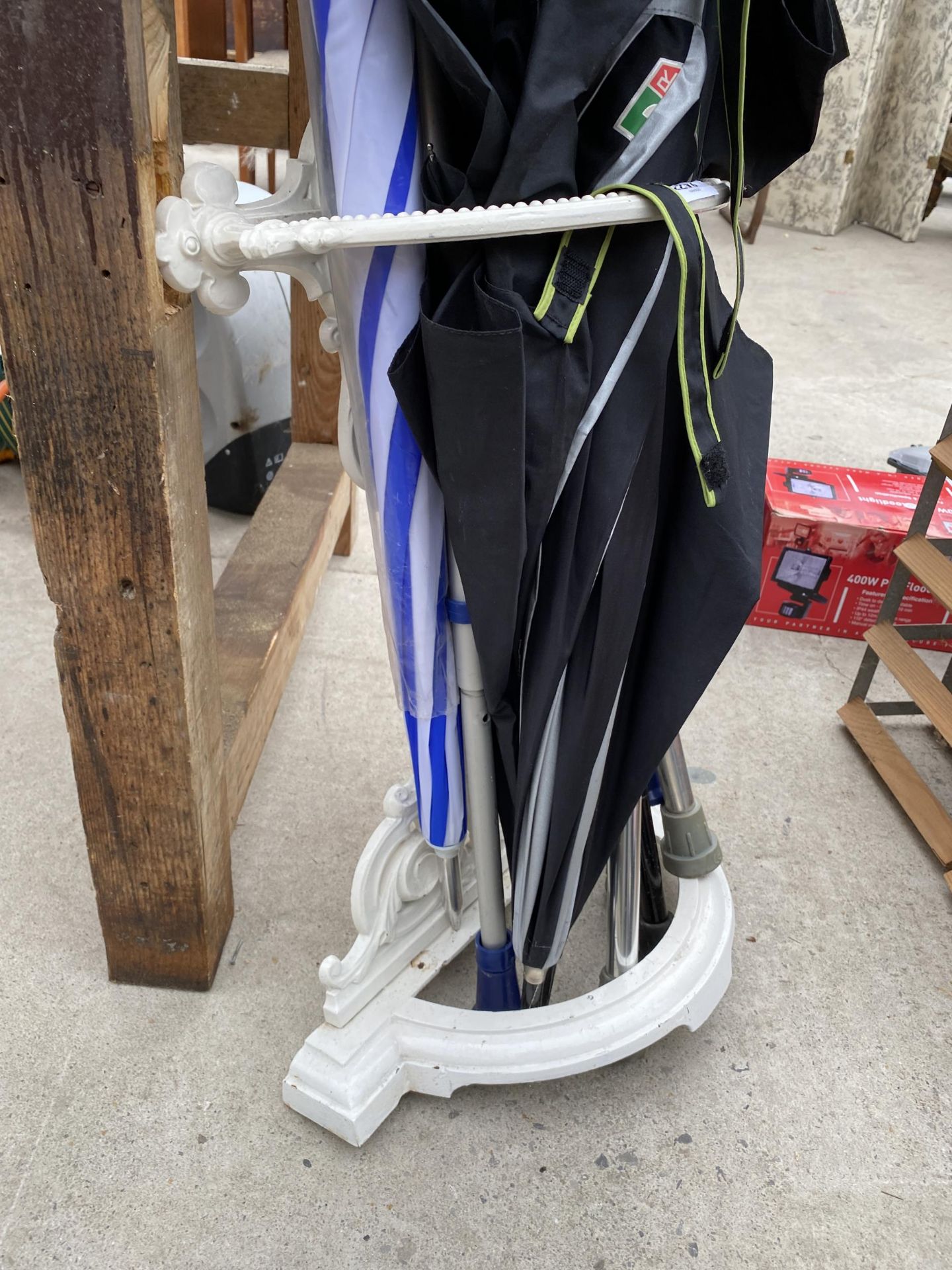 A DECORATIVE CAST METAL STICK STAND COMPLETE WITH VARIOUS WALKING AIDS AND UMBRELLAS - Bild 2 aus 2