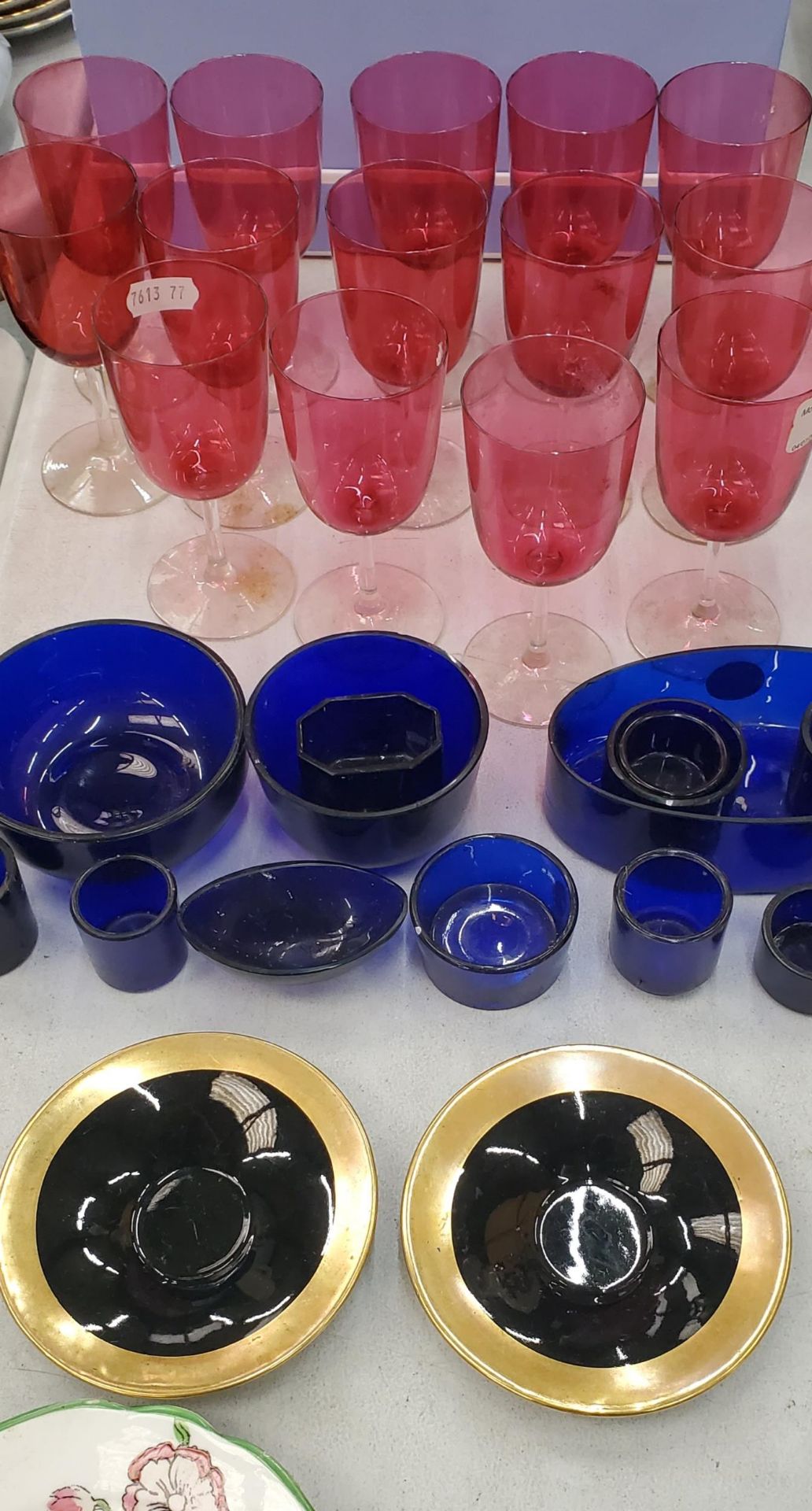 A QUANTITY OF CRANBERRY GLASSES, BLUE GLASS POTS, VINTAGE PLATES, ETC - Image 4 of 4