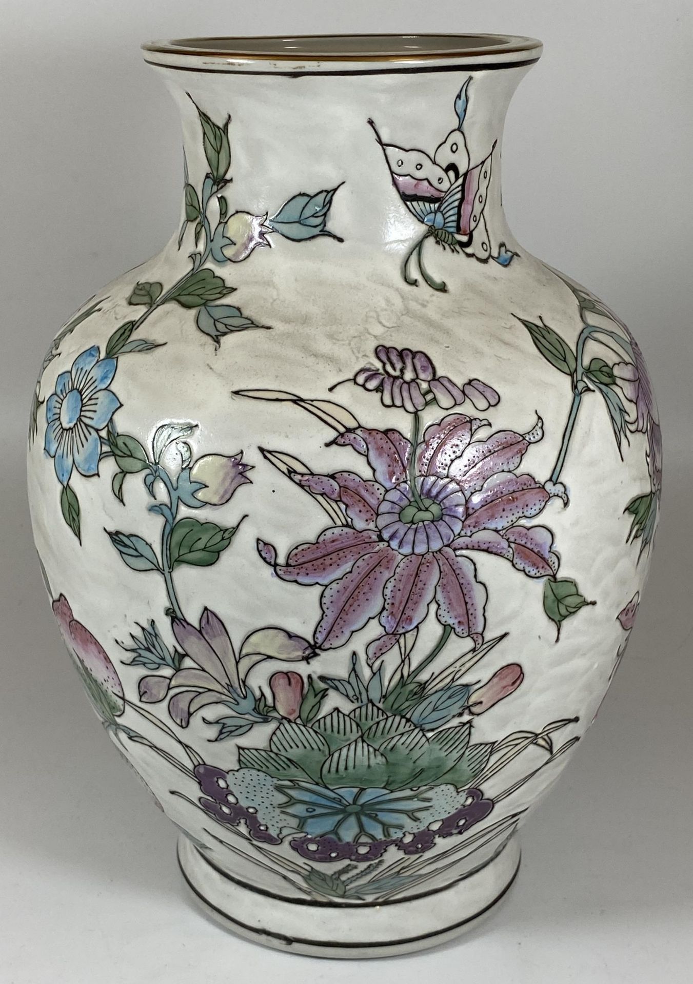 A LARGE 20TH CENTURY CHINESE FLORAL DESIGN VASE, BASE HAS BEEN CONVERTED FOR A LAMP, HEIGHT 31CM