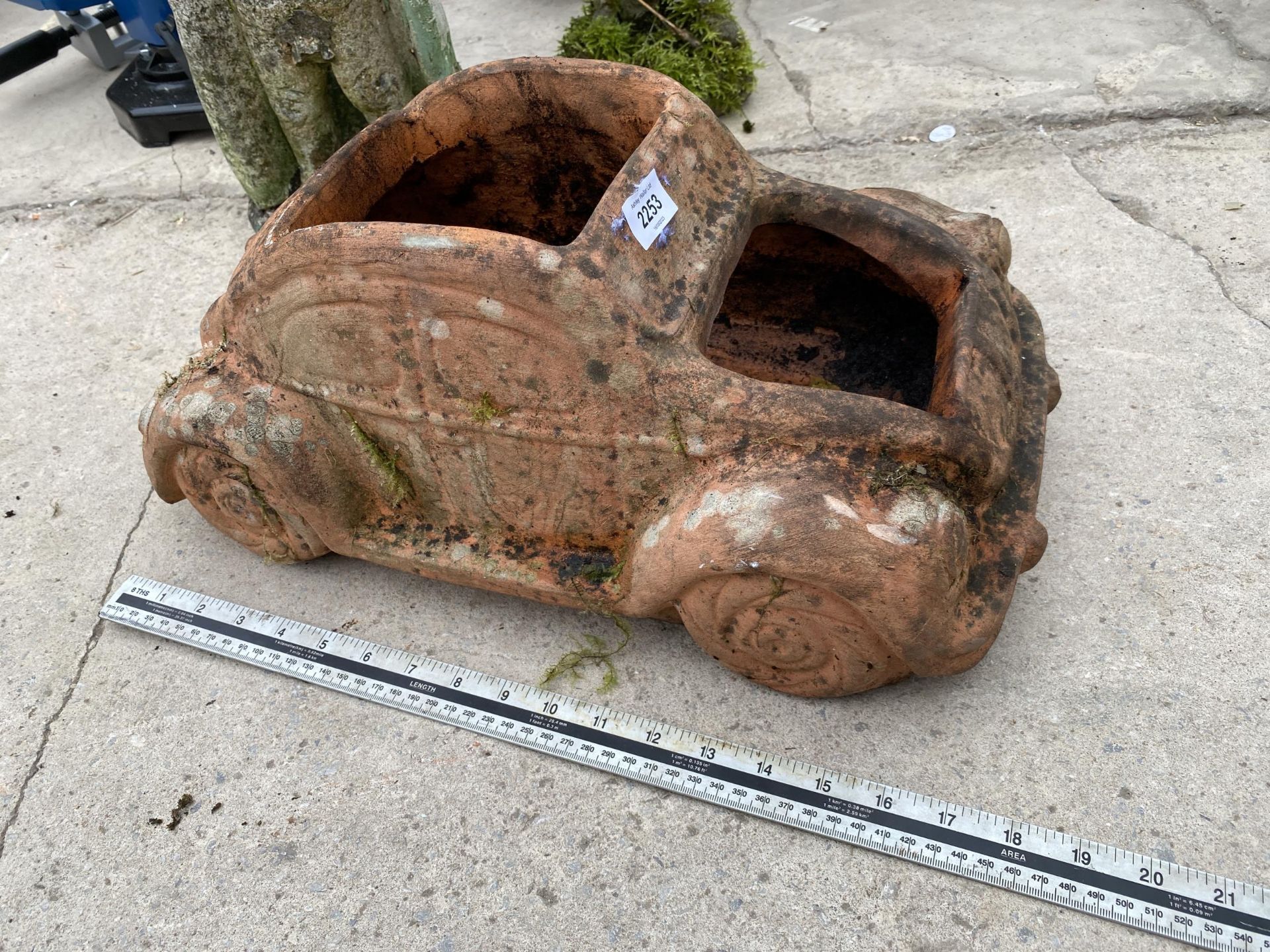 THREE CONCRETE GARDEN ORNAMENTS, TWO OF MALES AND ONE OF A VW - Bild 2 aus 5