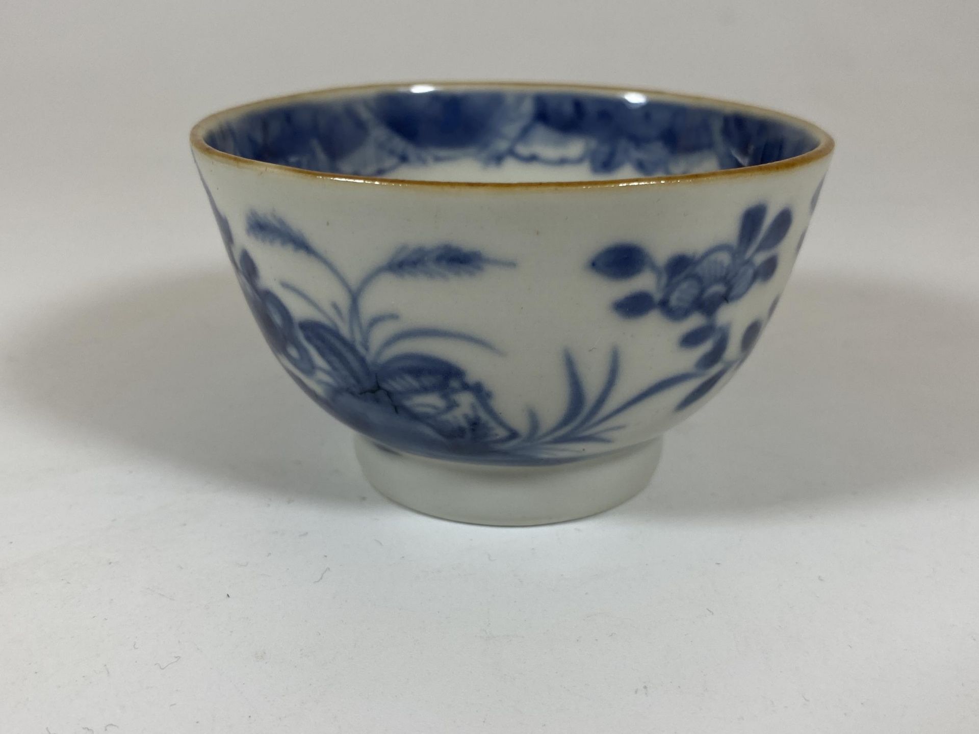 A 19TH CENTURY QING CHINESE BLUE AND WHITE PORCELAIN TEA BOWL, HEIGHT 4.5CM - Image 2 of 5