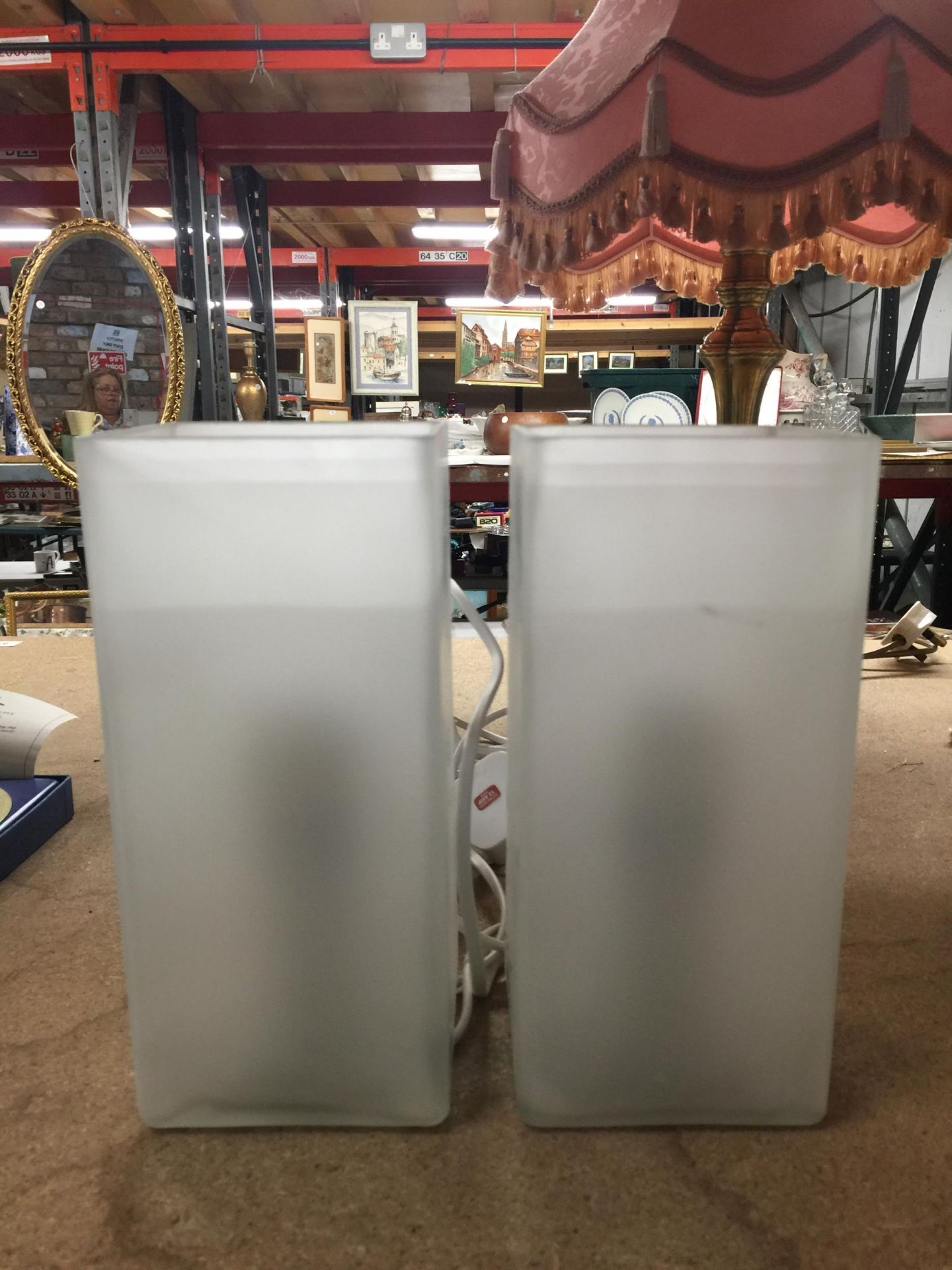 A PAIR OF FROSTED GLASS TABLE LAMPS